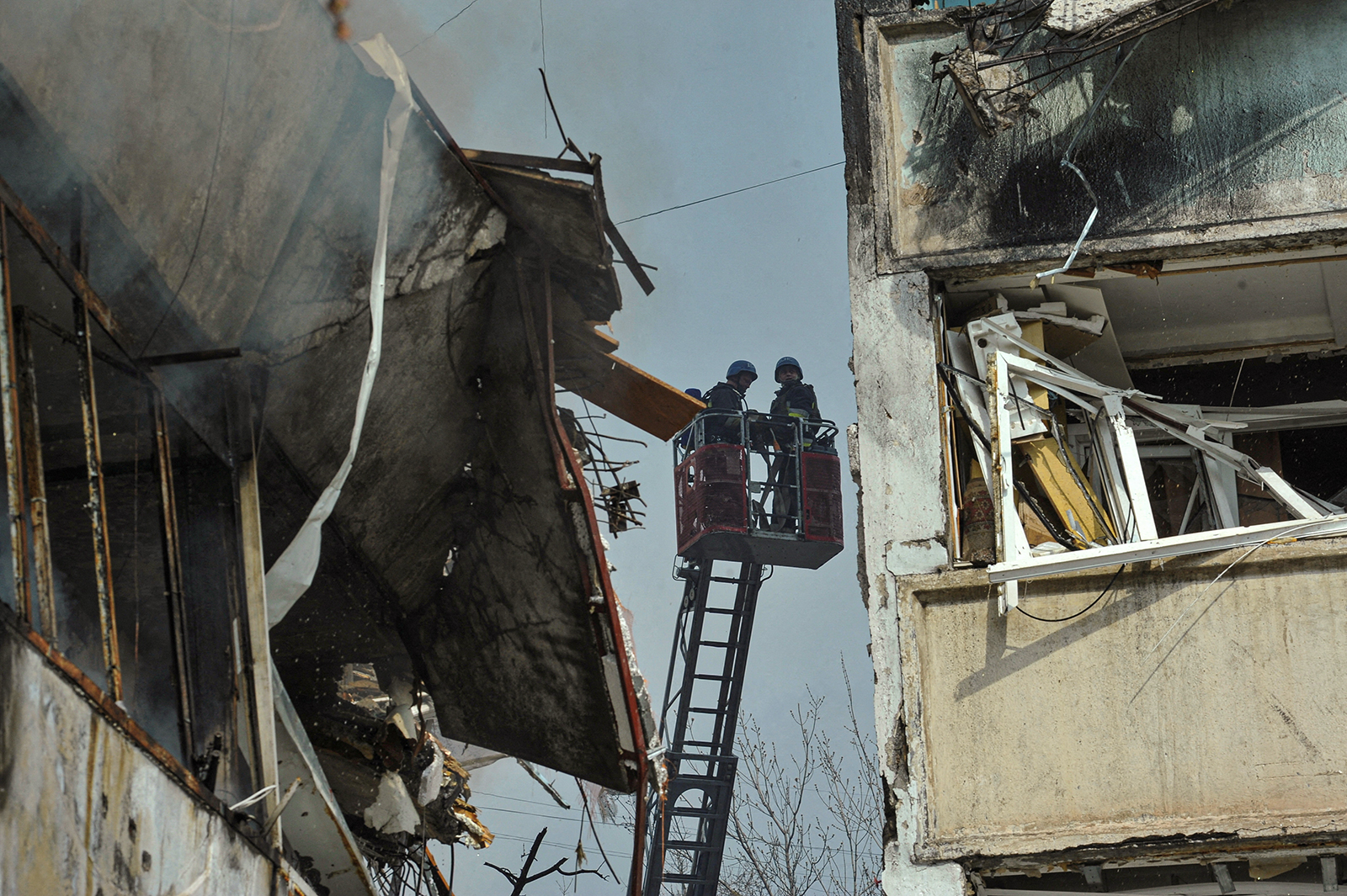 Los equipos de rescate trabajan en el sitio de un edificio de apartamentos dañado por un ataque con misiles rusos en Zaporozhye, Ucrania, el 22 de marzo.