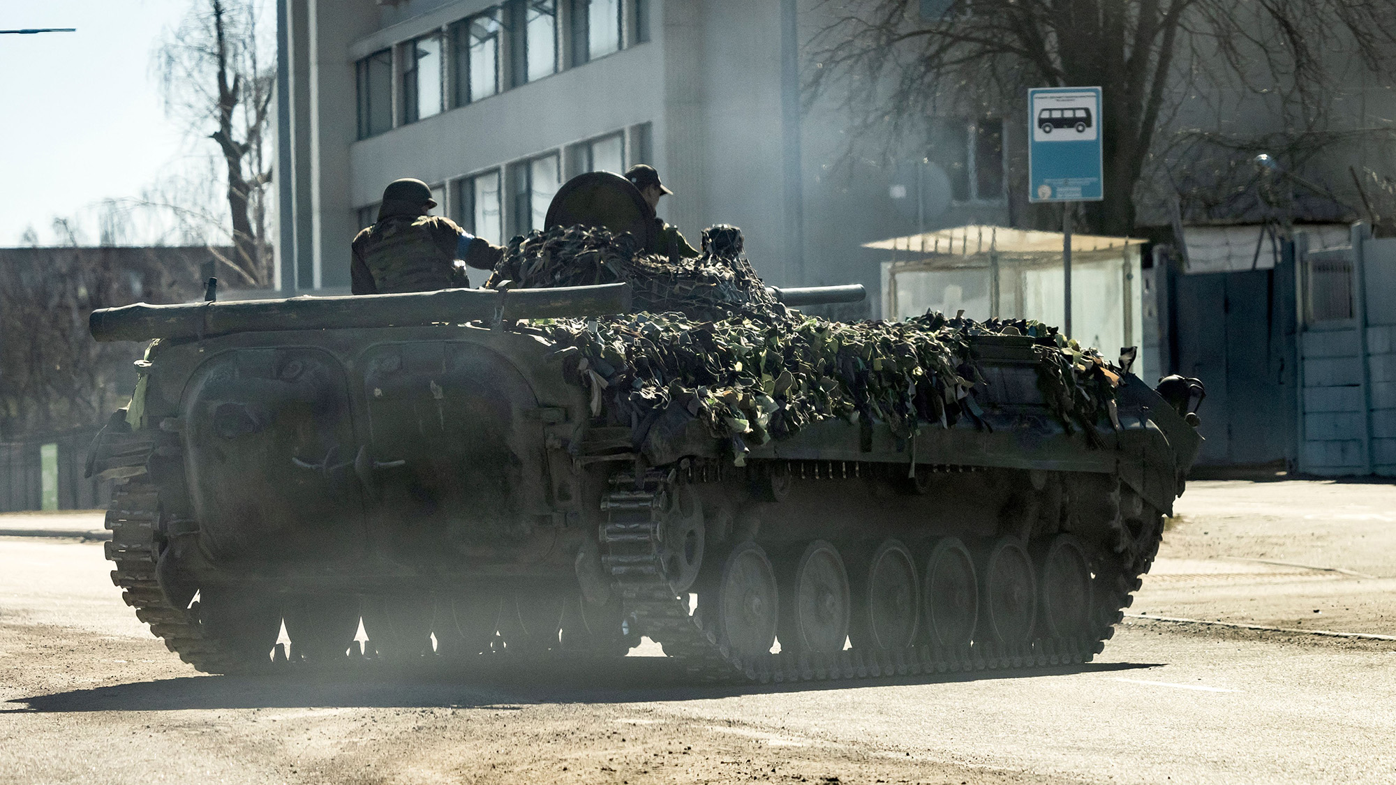 Un véhicule militaire blindé ukrainien est vu sur une route à Kiev, le 22 mars.