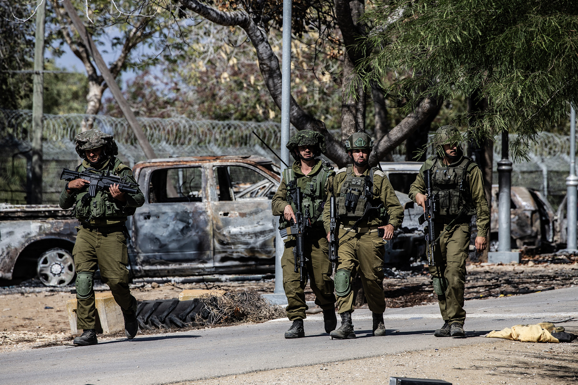 Soldații israelieni patrulează lângă granița cu Gaza în Nir Oz, Israel, pe 19 octombrie.
