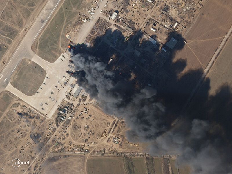 A imagem de satélite mostra a fumaça subindo do Aeroporto Internacional Gerson na terça-feira, 15 de março.  Zoom mostra fotos de vários helicópteros pegando fogo.