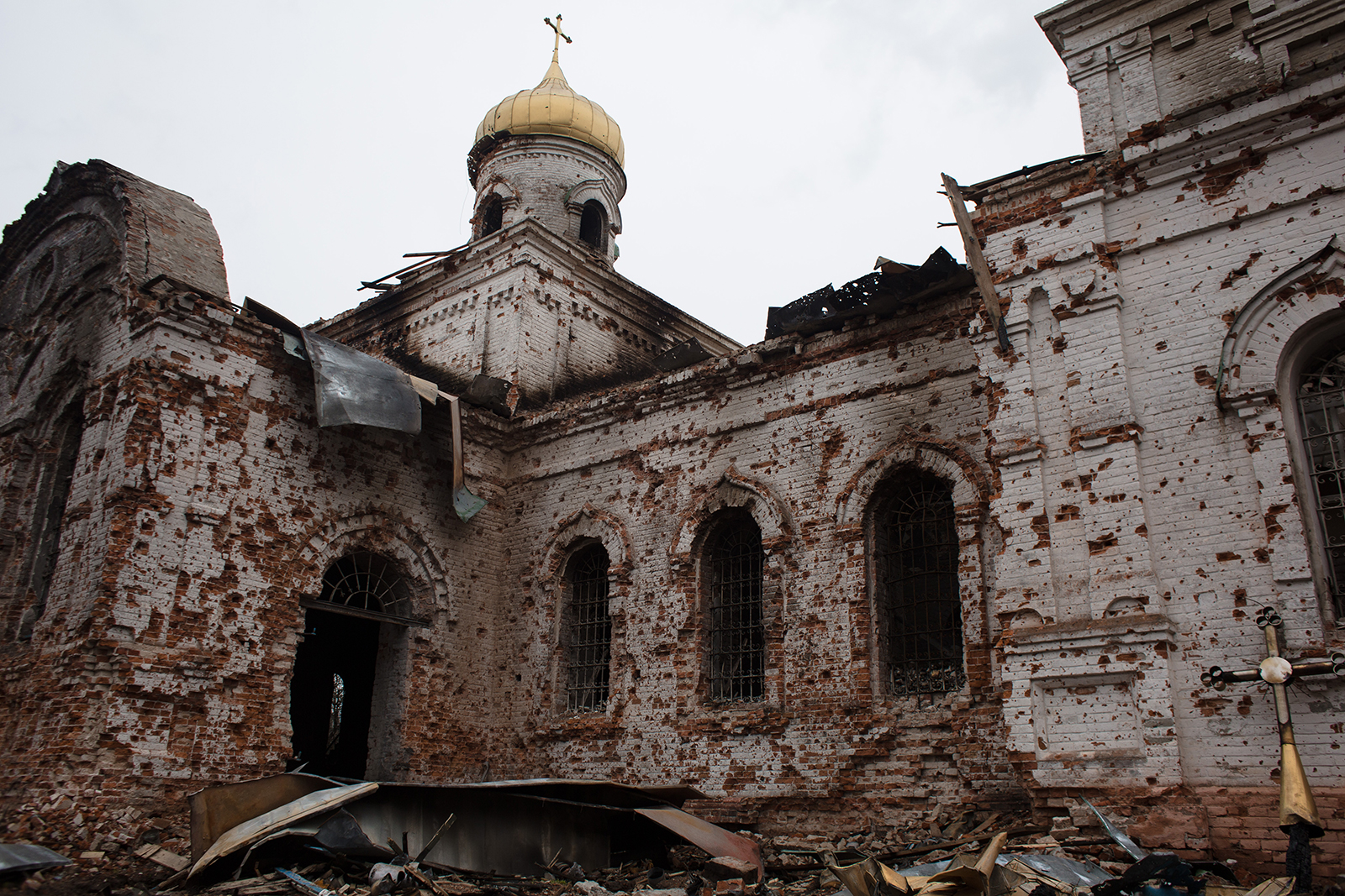 4月10日在乌克兰卢卡希夫卡村一座被摧毁的教堂的外观。