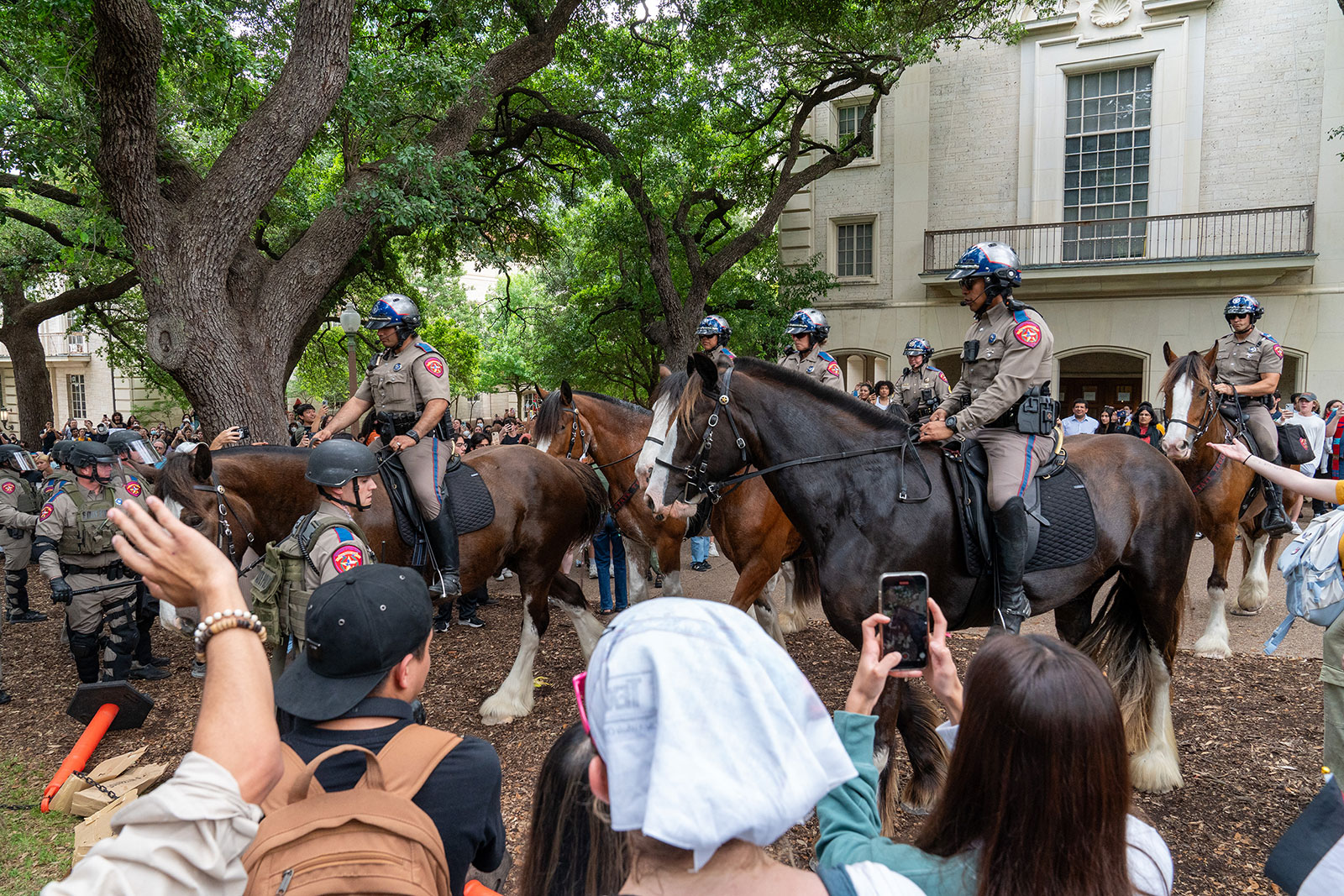 4 月 24 日，在奥斯汀德克萨斯大学校园举行的抗议活动中，德克萨斯州警骑着马抵达校园。