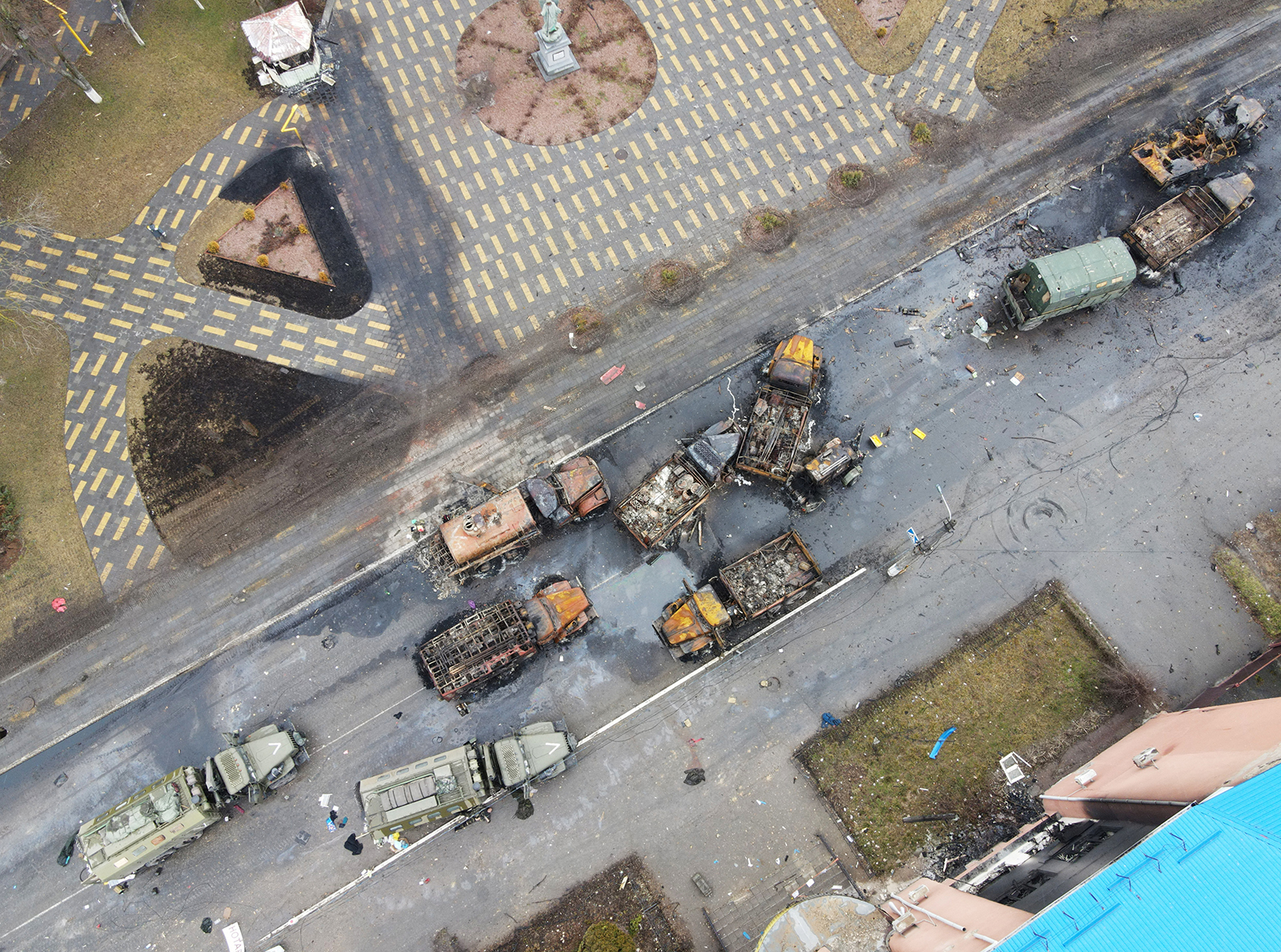 Уничтоженная российская военная техника обнаружена на улице 3 марта в поселке Бородянка на Украине.