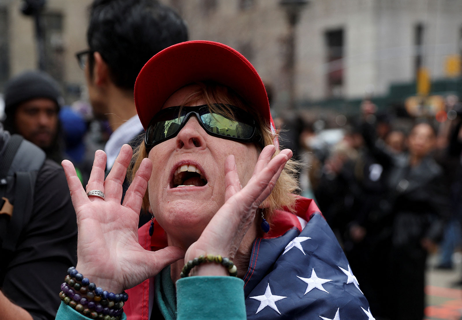 أحد مؤيدي الرئيس الأمريكي السابق دونالد ترامب يصرخ خارج محكمة مانهاتن الجنائية في يوم ظهور ترامب.