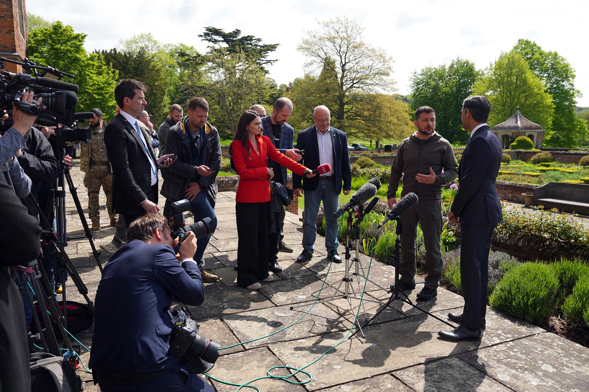 Britain's Prime Minister, Rishi Sunak, right, and Ukraine's President, Volodymyr Zelensky, speak during a press conference in the garden at Chequers on May 15, in Aylesbury, England. 