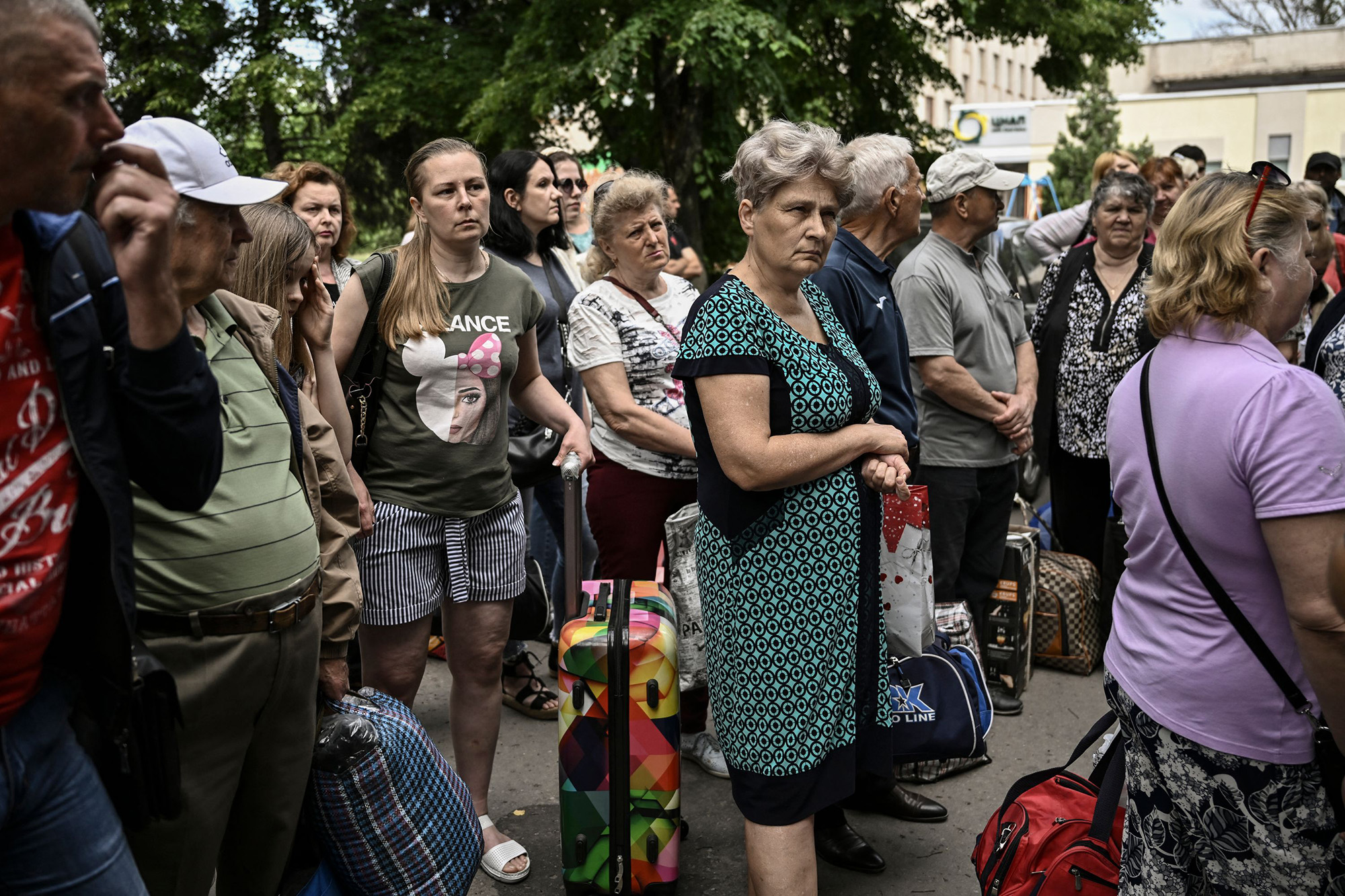 Residents prepare to evacuate the city of Sloviansk, Ukrainian on June 2.