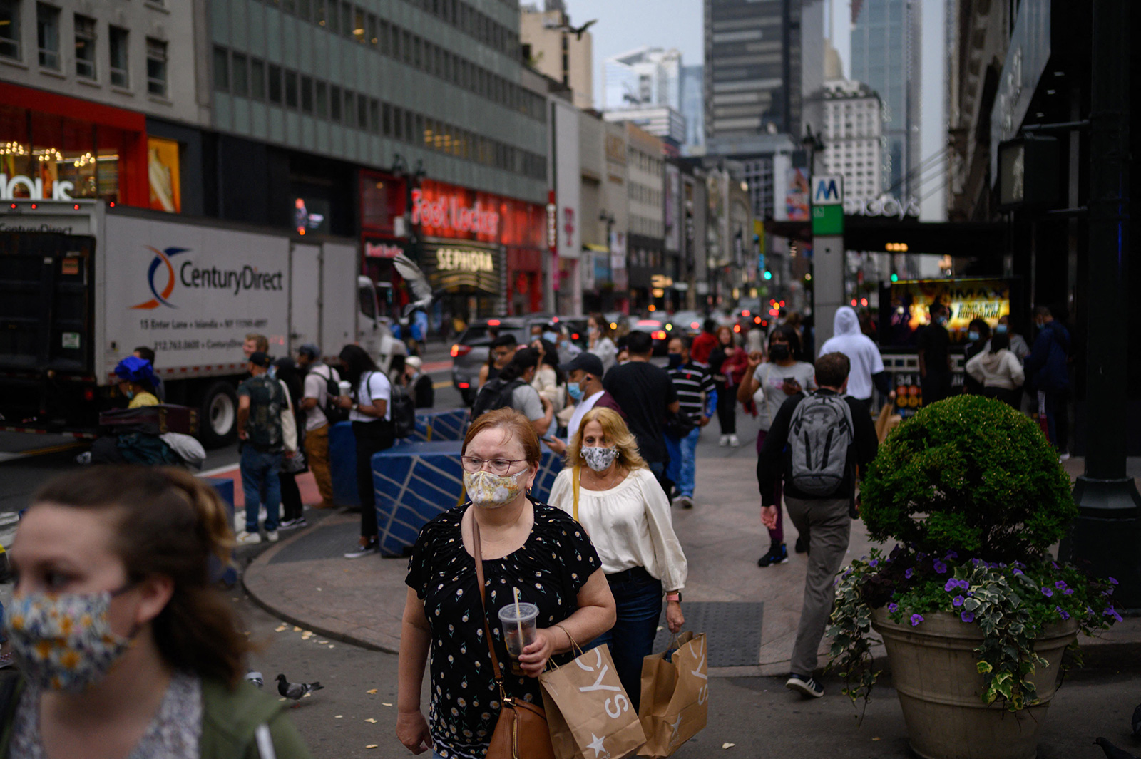 Do fully vaccinated people need to wear masks because of this Delta strain?