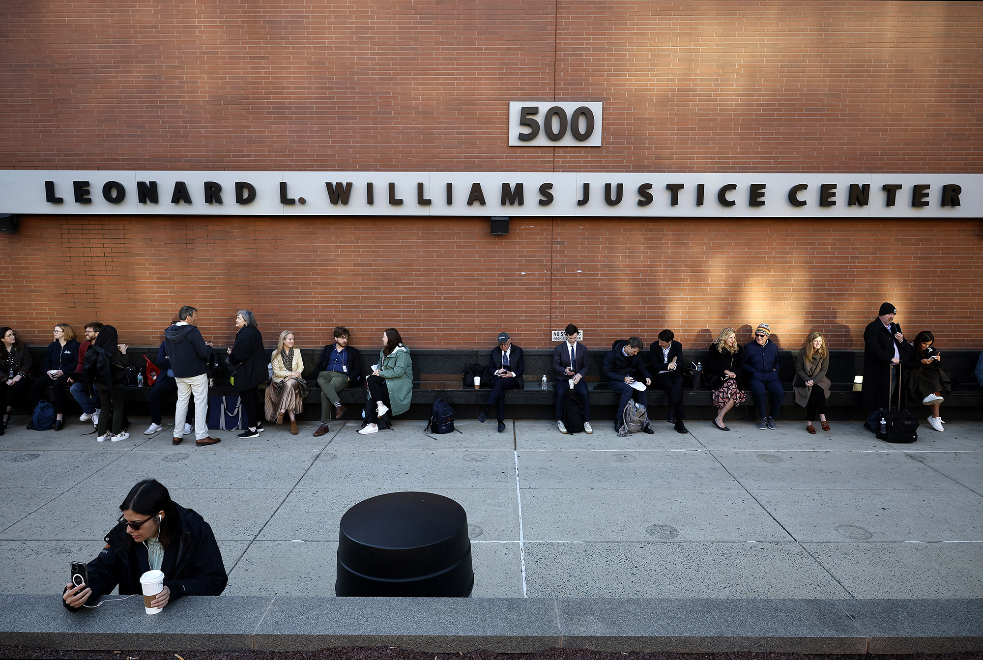 Des journalistes et des membres du public à l'extérieur du centre de justice Leonard Williams, où Dominion Voting Systems poursuit aujourd'hui Fox News devant la Cour supérieure du Delaware à Wilmington, Delaware.