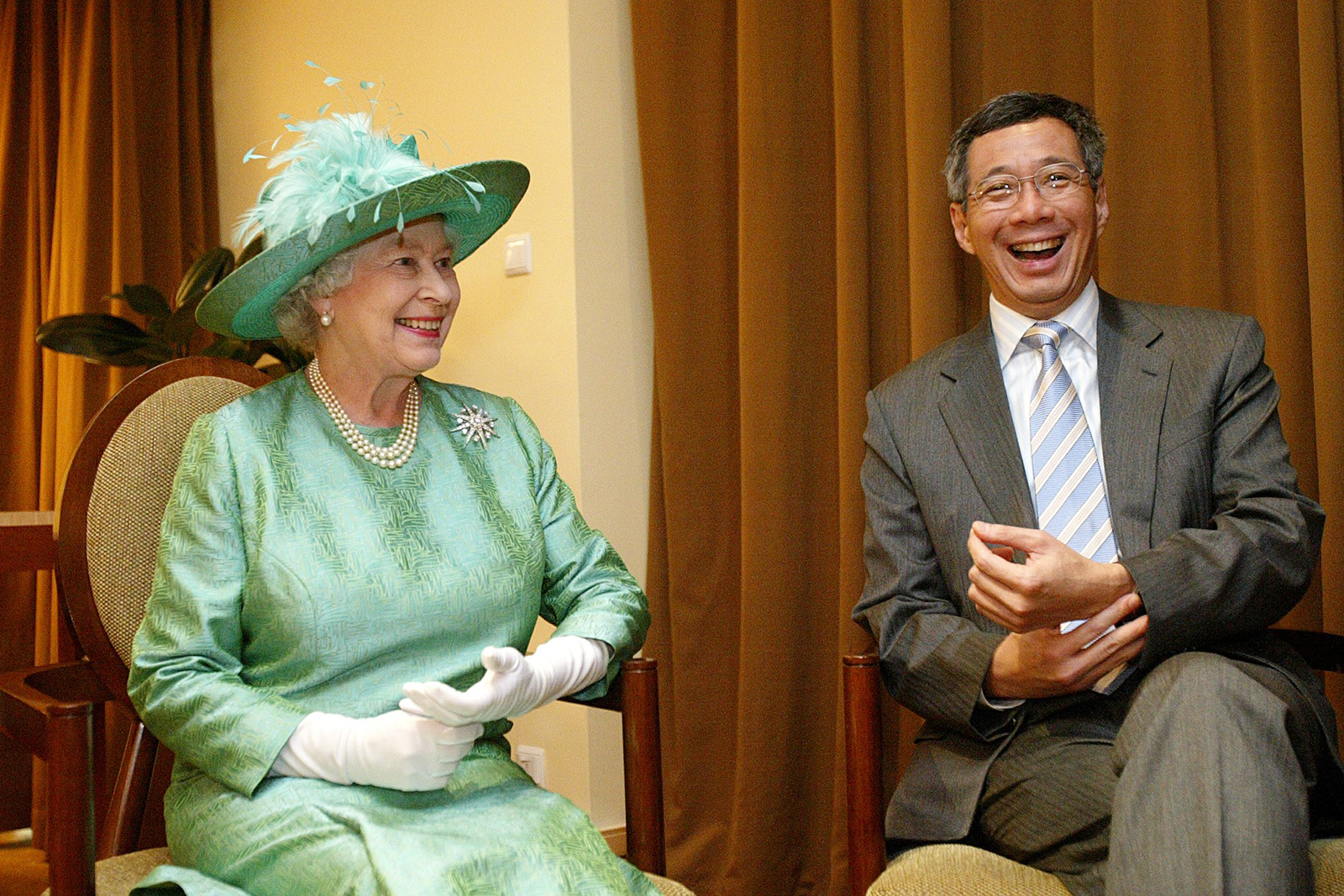 Singapore's Prime Minister Lee Hsien Loong with Queen Elizabeth in Singapore on March 17, 2006. 
