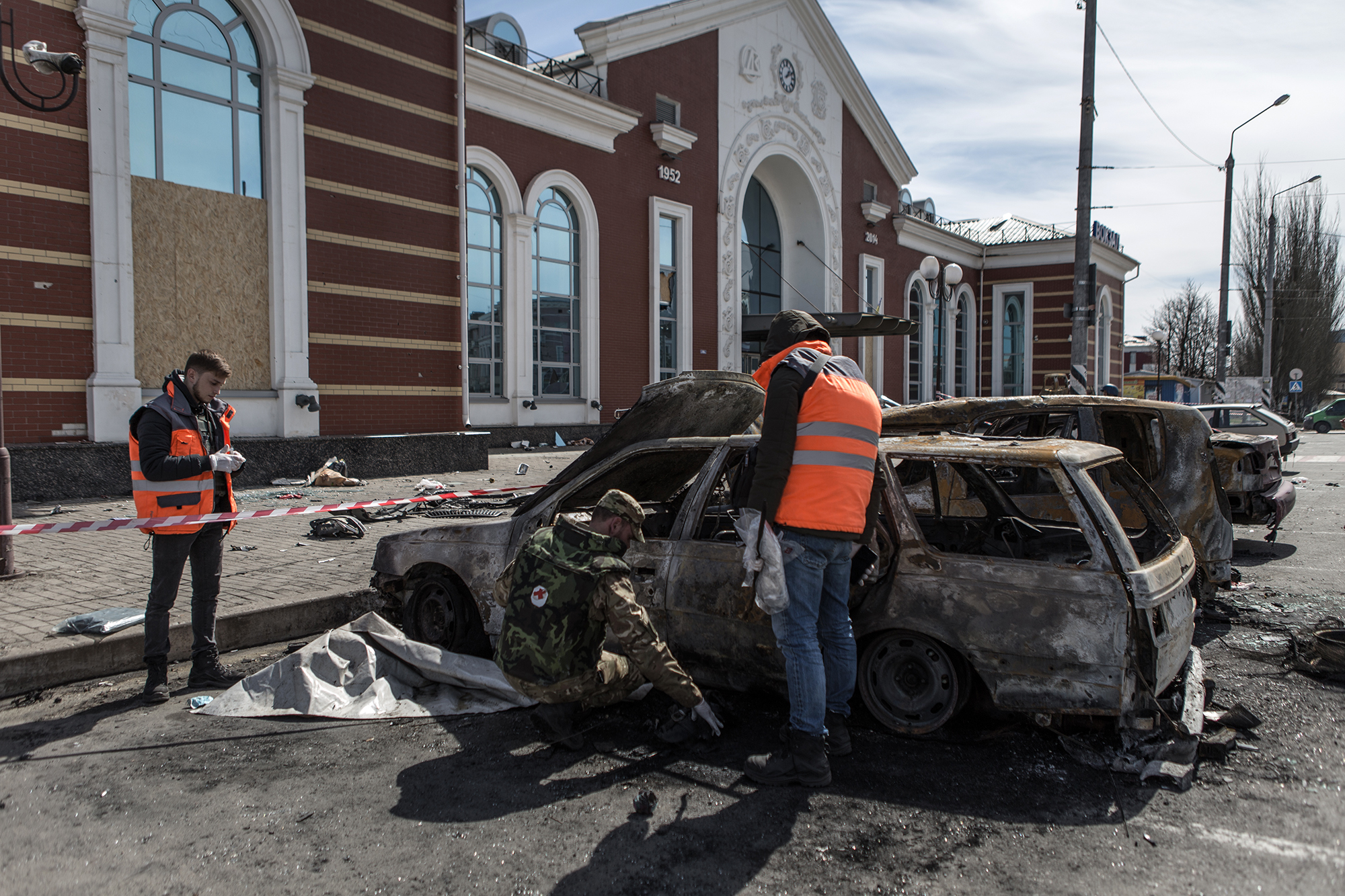 People inspect damaged vehicles around the Kramatorsk railway station on April 9. 