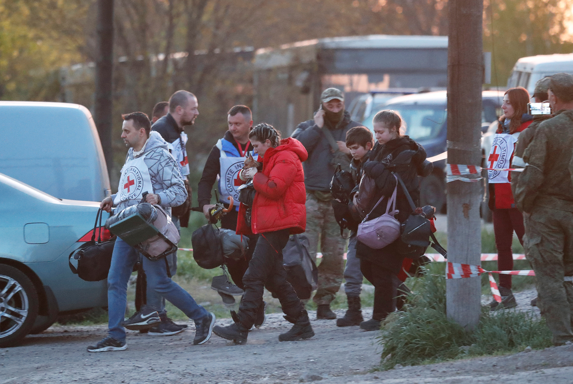 Warga sipil yang dievakuasi dari pabrik baja Azovstal di Mariupol tiba di pusat akomodasi sementara di desa Bezimenne, Ukraina pada 6 Mei.