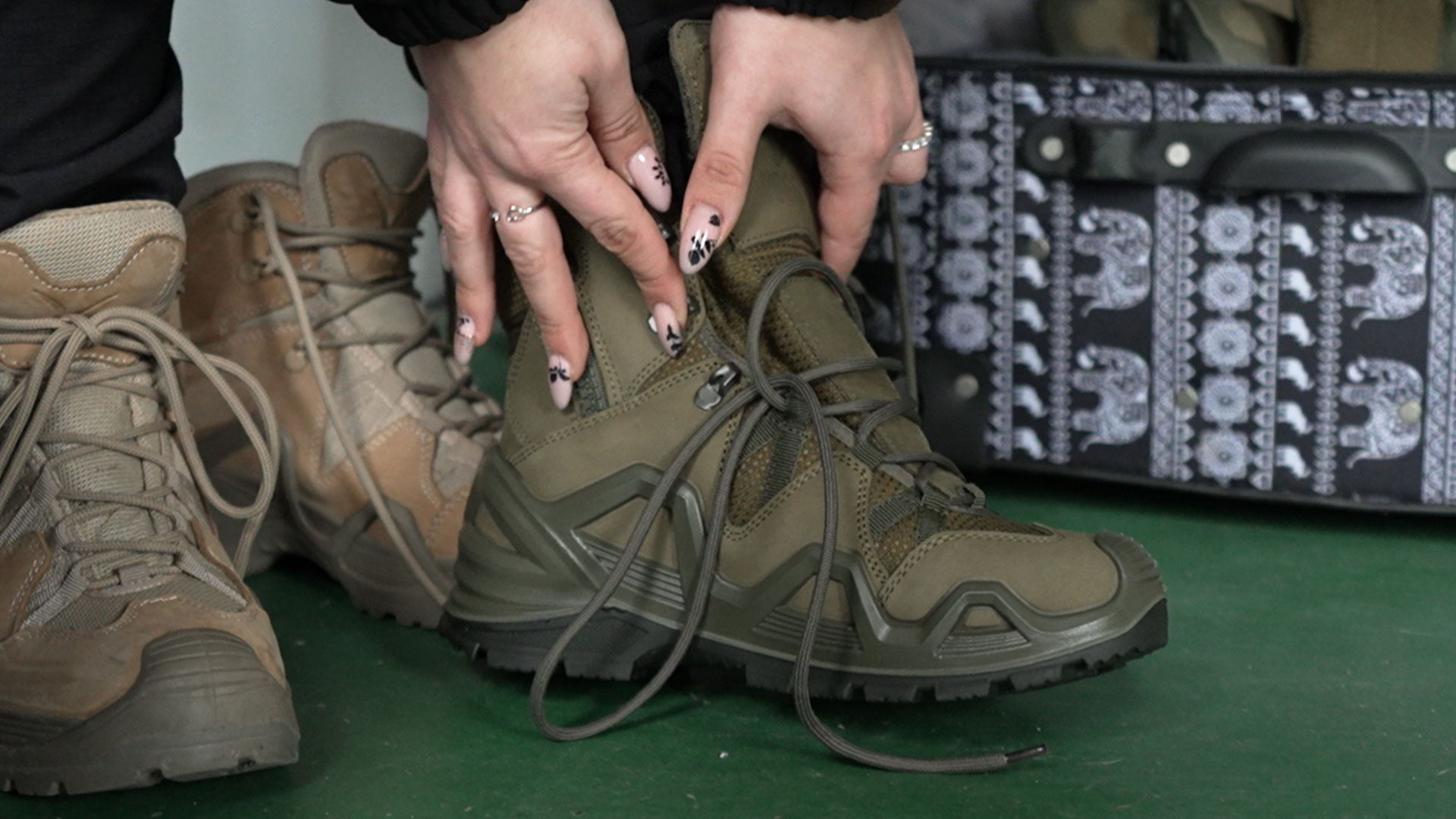 "I'm currently on leave and allowed myself designed nails for the first time in nine months," Roksolana tells CNN while she tries on her new military boots. 