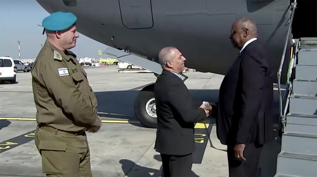 El secretario de Defensa estadounidense, Lloyd Austin (derecha), llega a Israel, donde se reunirá con funcionarios del gobierno el 18 de diciembre.