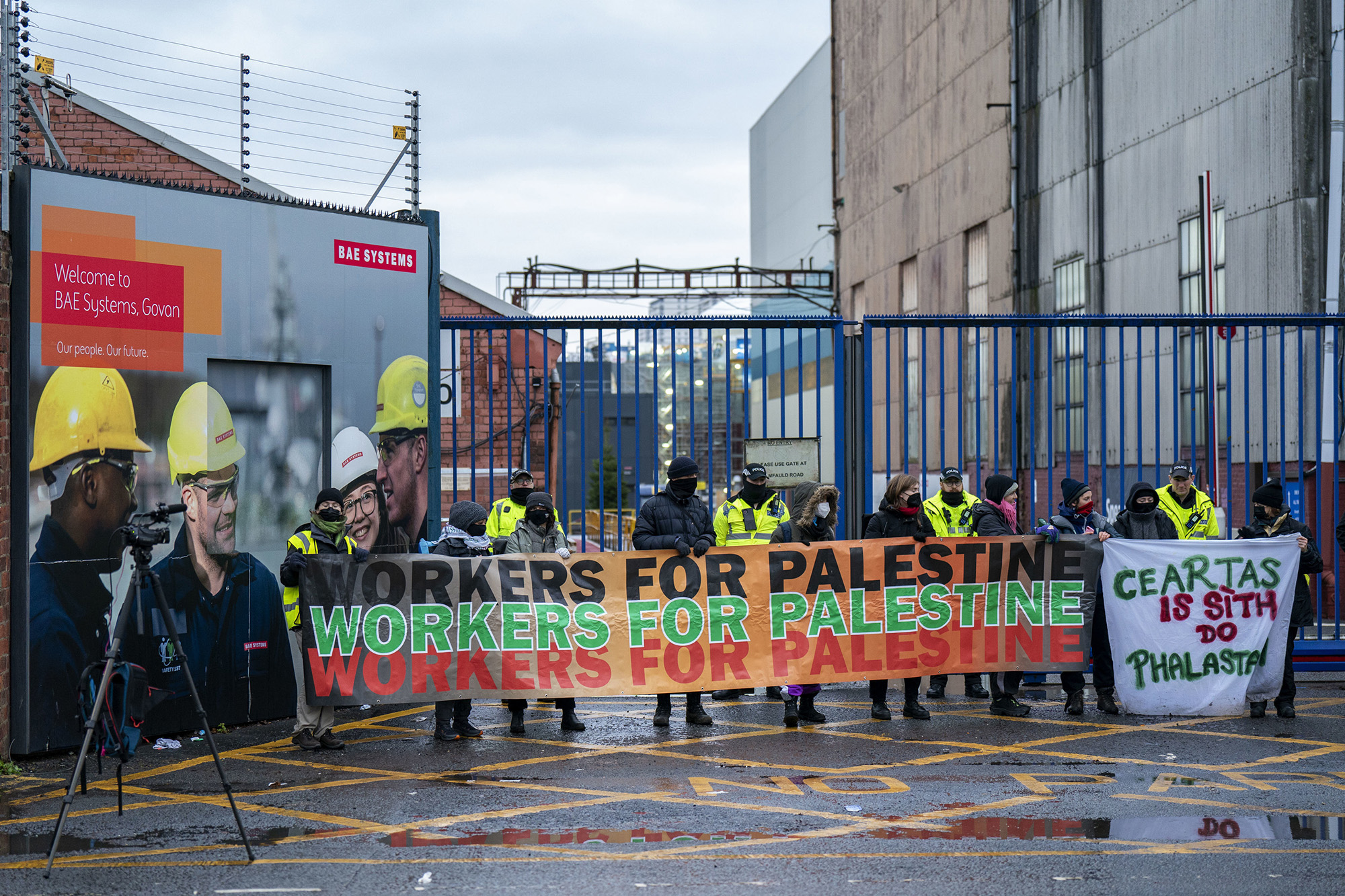 Los manifestantes forman un bloqueo frente a BAE Systems en Govan, Escocia, el 7 de diciembre.