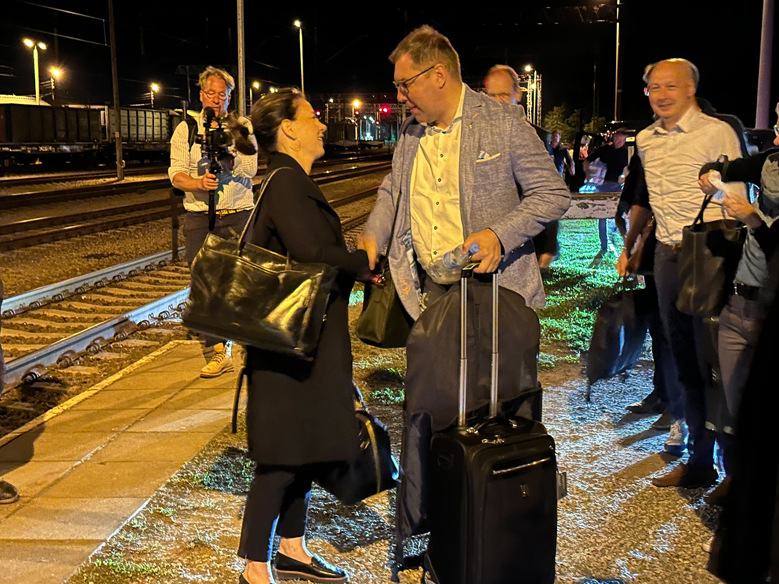 Annalena Baerbock speaks with Oleksii Makeiev on a platform at the border with Ukraine during a surprise visit to Kyiv on September 10.