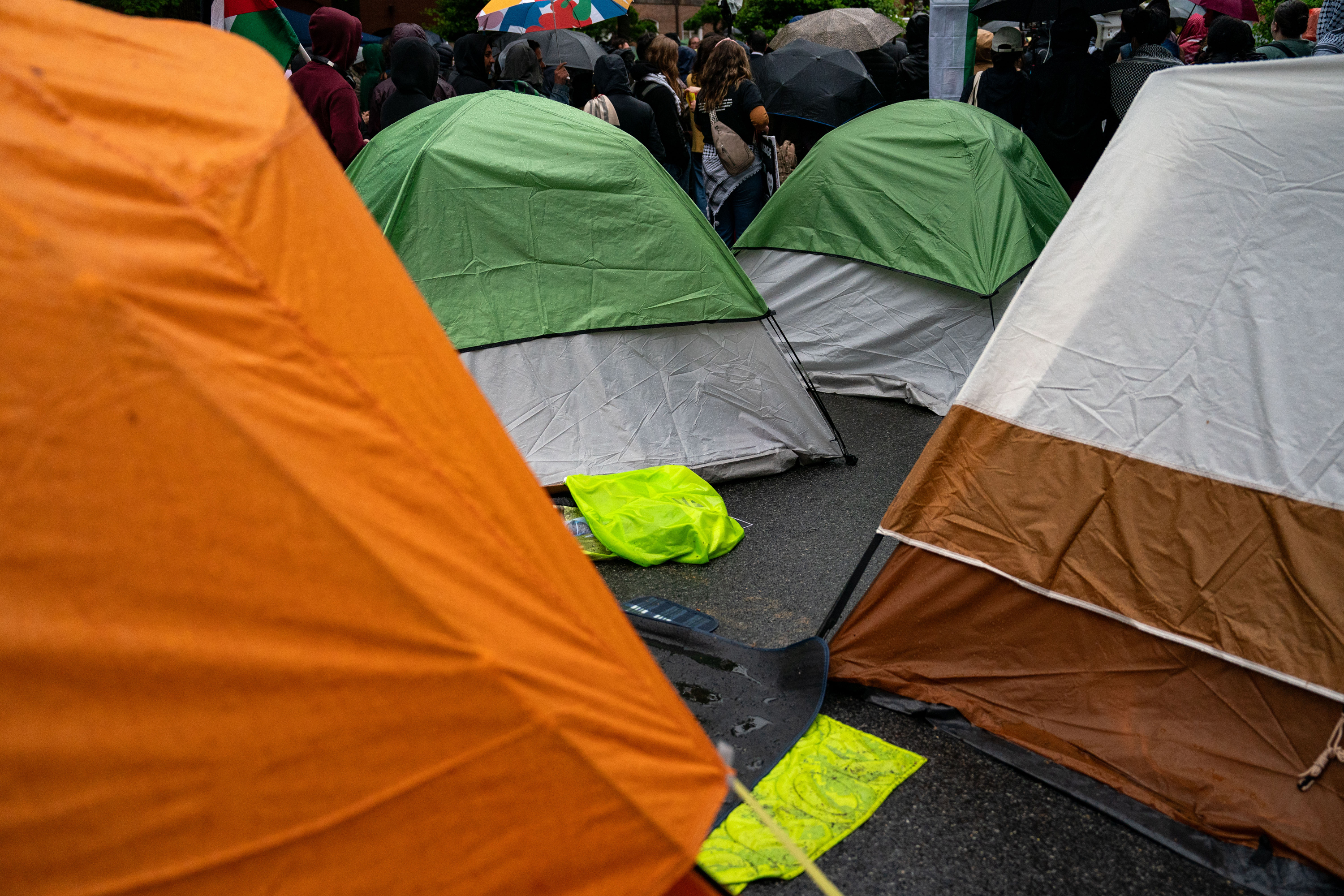 Aktivistler ve öğrenciler 27 Nisan'da Washington DC'deki George Washington Üniversitesi'ndeki bir kampın yakınında protesto gösterisi yaparken H Caddesi'nde çadırlar kuruldu.