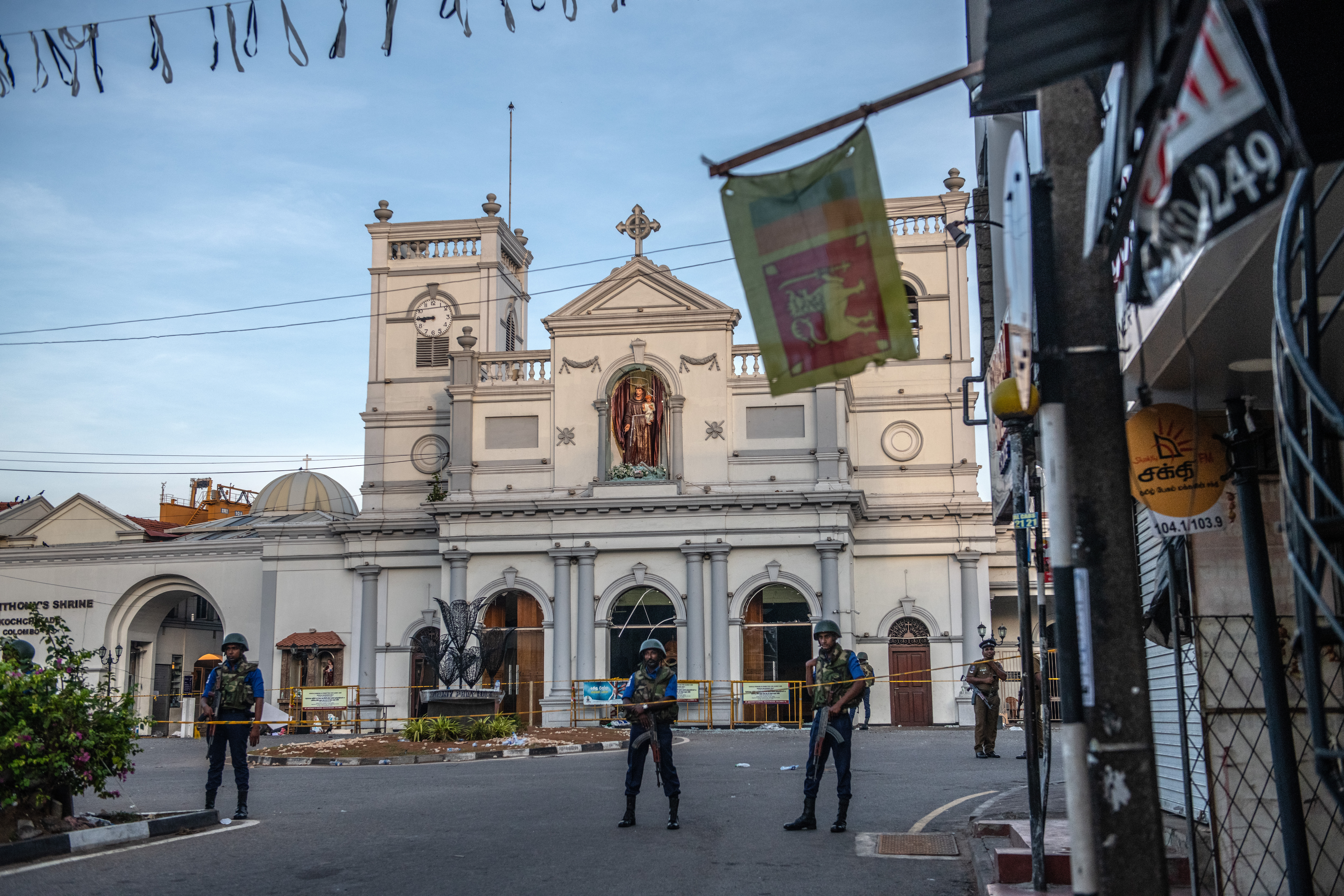 Police officers and military personnel guard St Anthony's Shrine on April 21, 2019 in Colombo, Sri Lanka following a coordinated series of attacks on Easter Sunday rocked churches and luxury hotels in the Indian Ocean nation.)