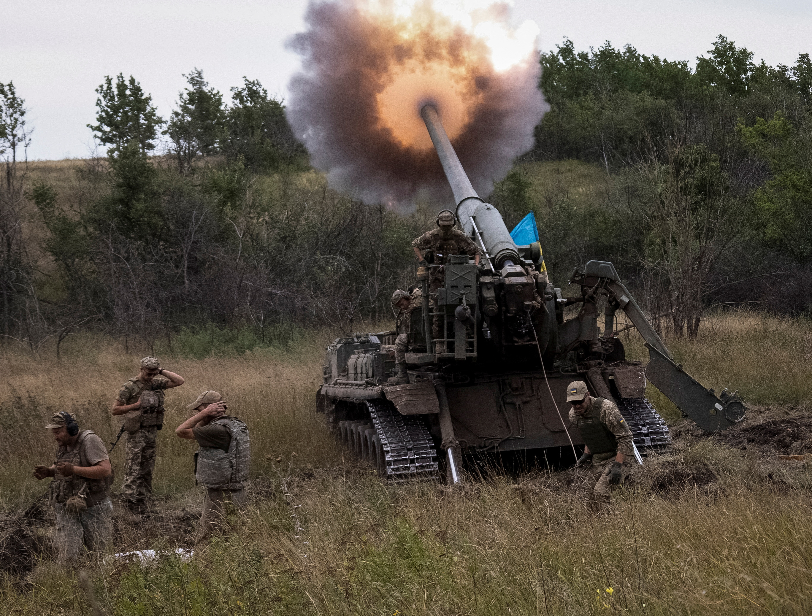 Ukrainian servicemen fire at a position in the Donetsk region on August 26.