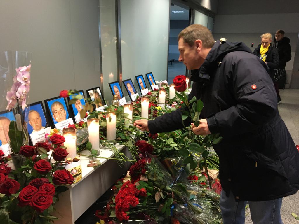 Mourners laid roses at the arrivals hall in the airport. 