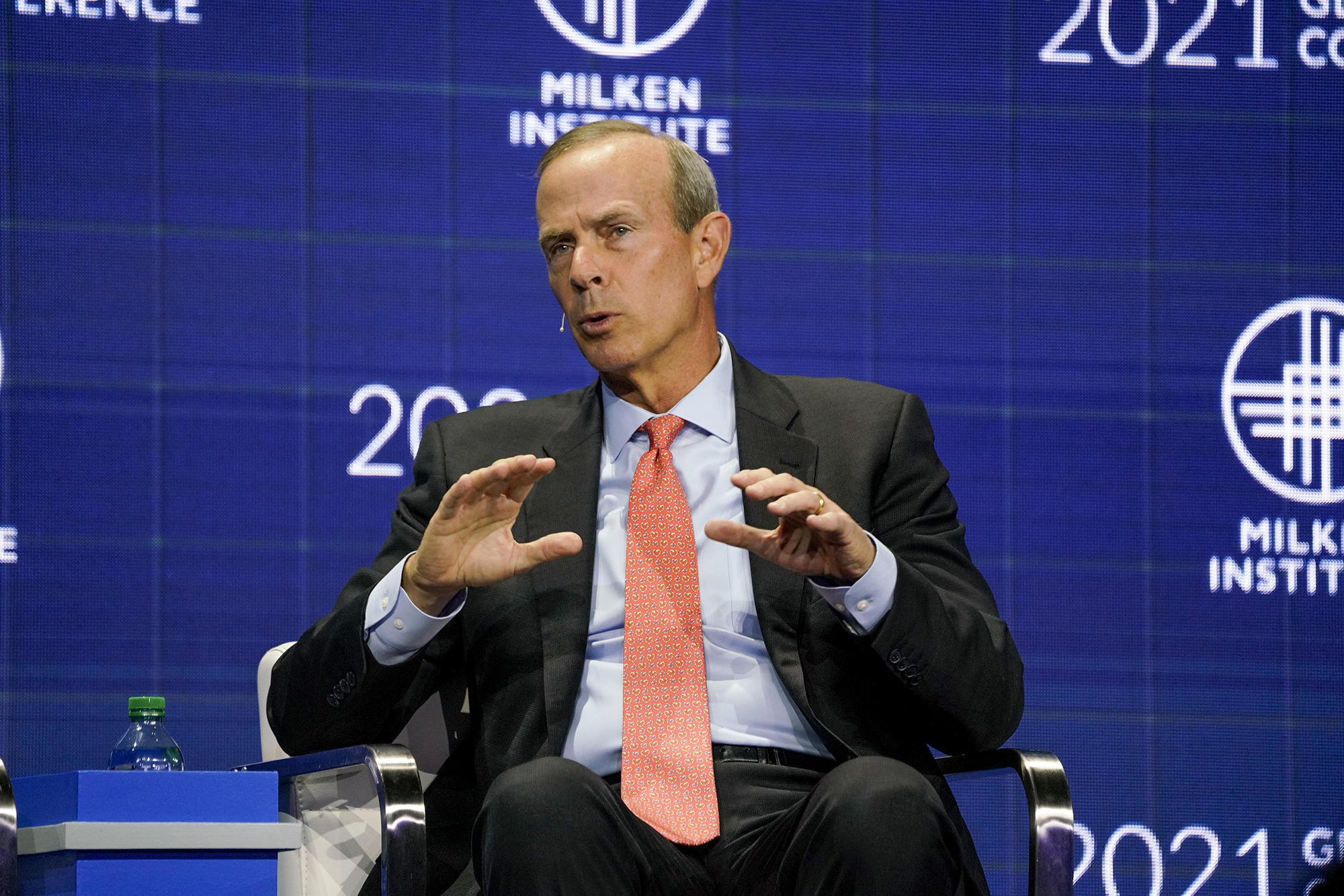 Mike Wirth, CEO da Chevron Corp., participa de um painel de discussão durante a Conferência Global do Milken Institute em Beverly Hills, Califórnia, EUA, em 18 de outubro.