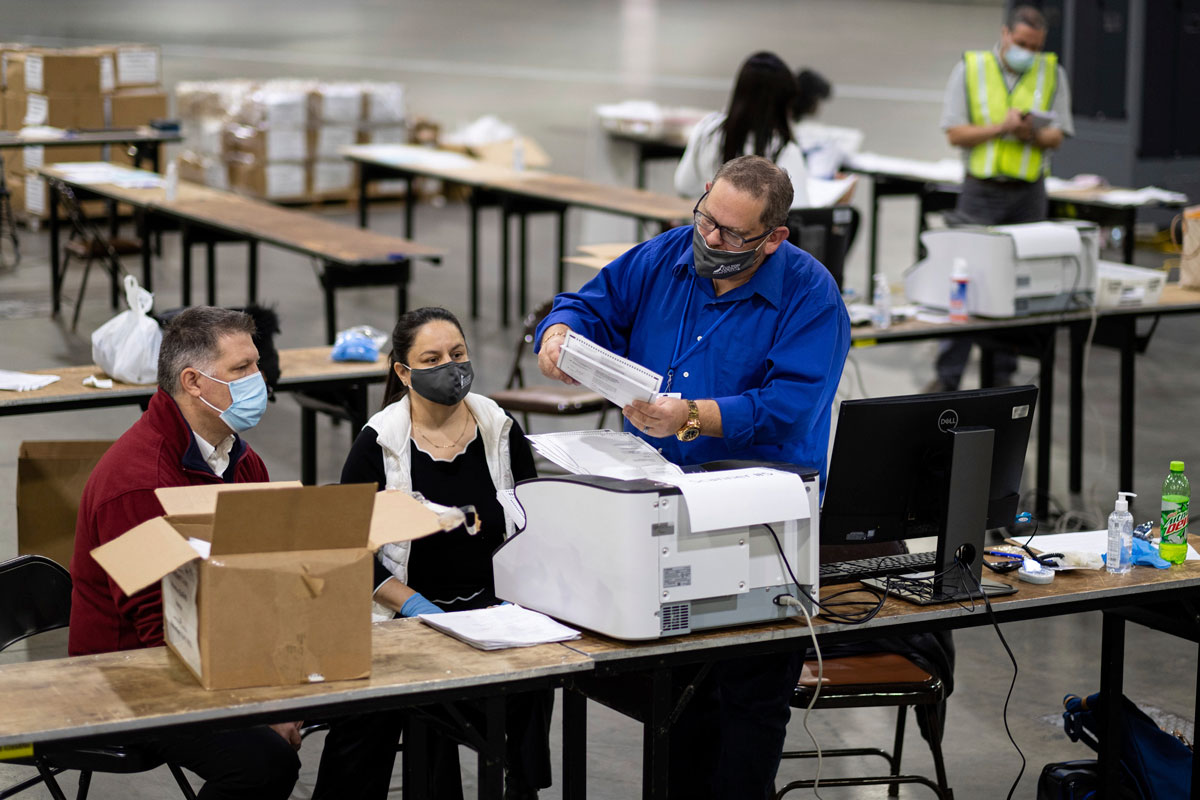 کارگران در حالی رای گیری می کنند که رای گیری ریاست جمهوری شهرستان فولتون از 25 نوامبر در مرکز کنگره جهانی جورجیا در آتلانتا آغاز شود.