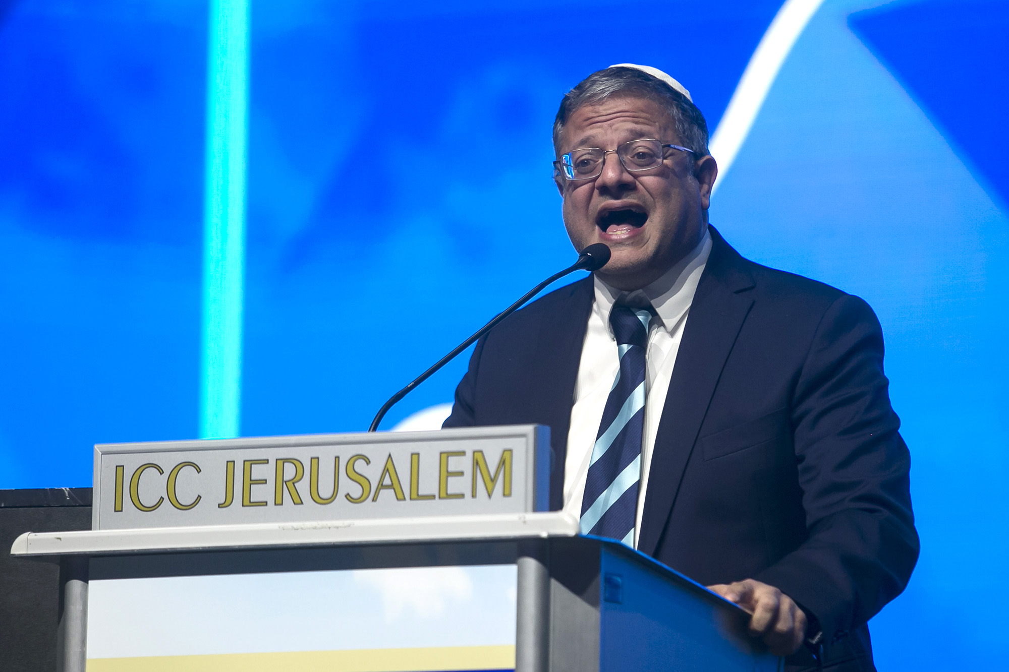 El Ministro de Seguridad Nacional de Israel, Itamar Ben Gvir, habla durante una convención que pide a Israel reasentarse en la Franja de Gaza y la parte norte de Cisjordania en el Centro Internacional de Convenciones el 28 de enero en Jerusalén.