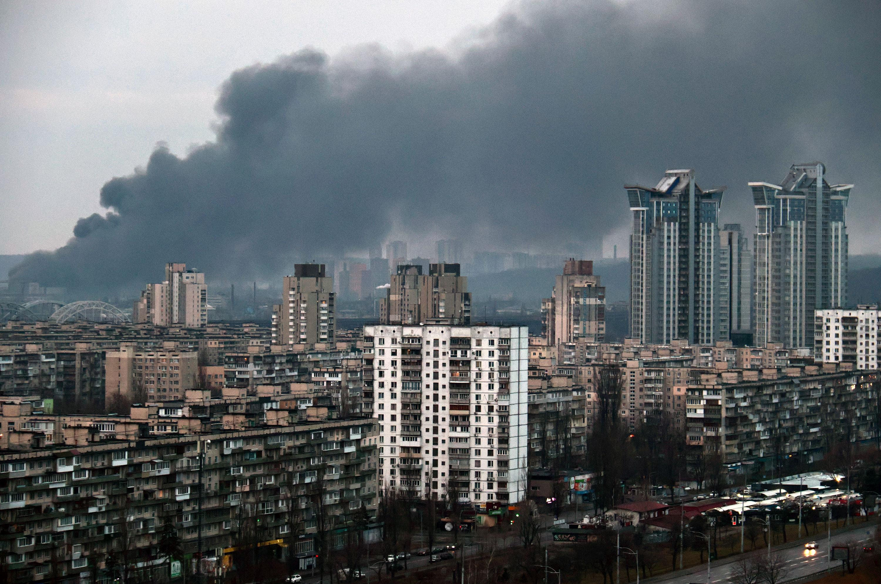 Una columna de humo se eleva sobre una instalación de infraestructura en el distrito Holosiivskyi de Kiev durante el ataque masivo con cohetes rusos el 9 de marzo. 