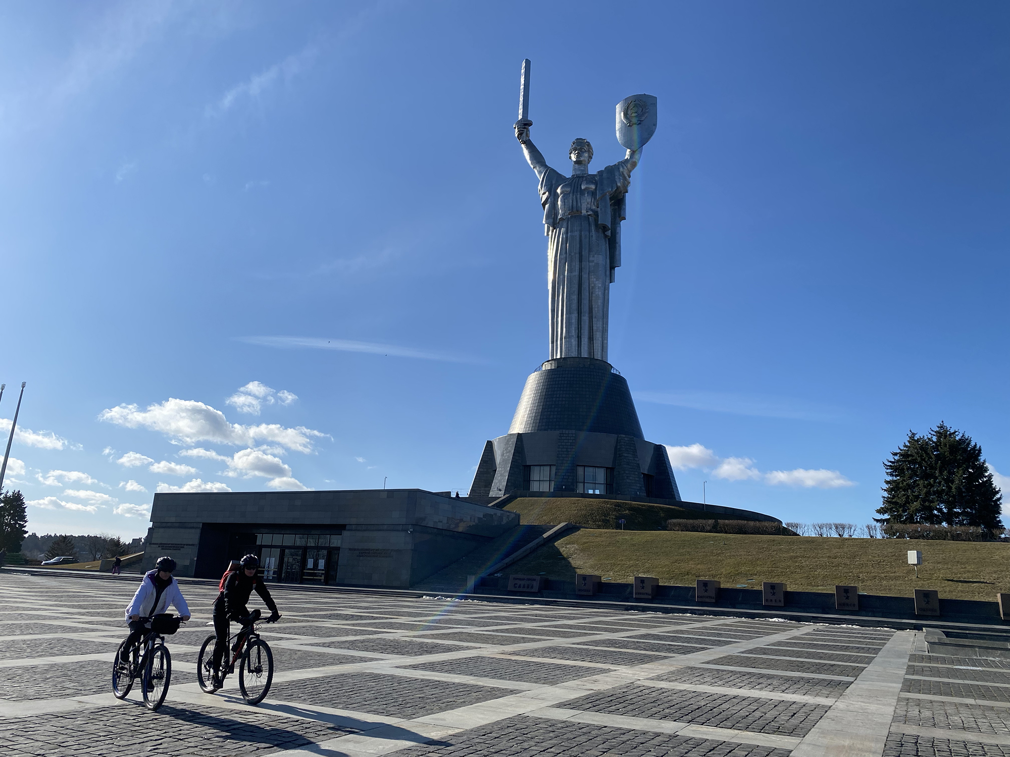 Les cyclistes passent devant le Musée national d'histoire de l'Ukraine pendant la Seconde Guerre mondiale le dimanche 20 février. 