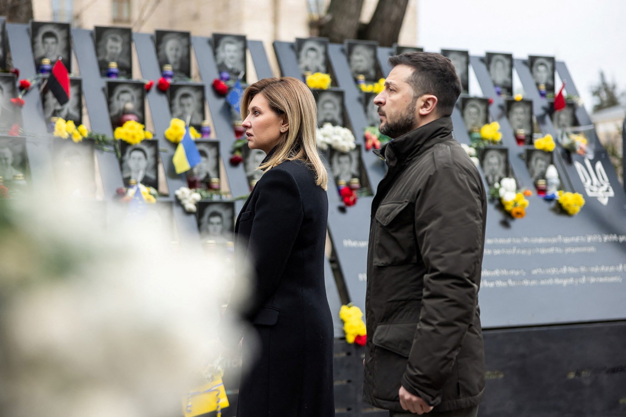 El presidente de Ucrania, Volodymyr Zelensky, y su esposa Olena asisten a una ceremonia de conmemoración en un monumento a los 