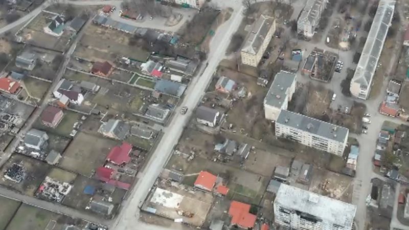 Nowe wideo z drona pokazuje pojazdy wojskowe i siły rosyjskie na ulicy Bucza zasypane ciałami cywilów