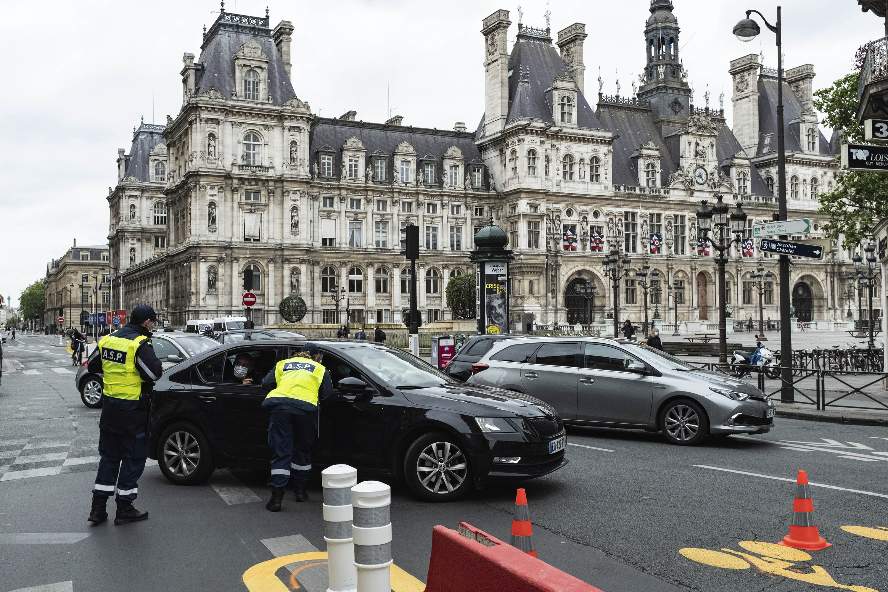 Officers block access to the Rue de Rivoli, which is only accessible to bicycles, buses and emergency vehicles, in order to reduce vehicular traffic and increase the space for pedestrians. 