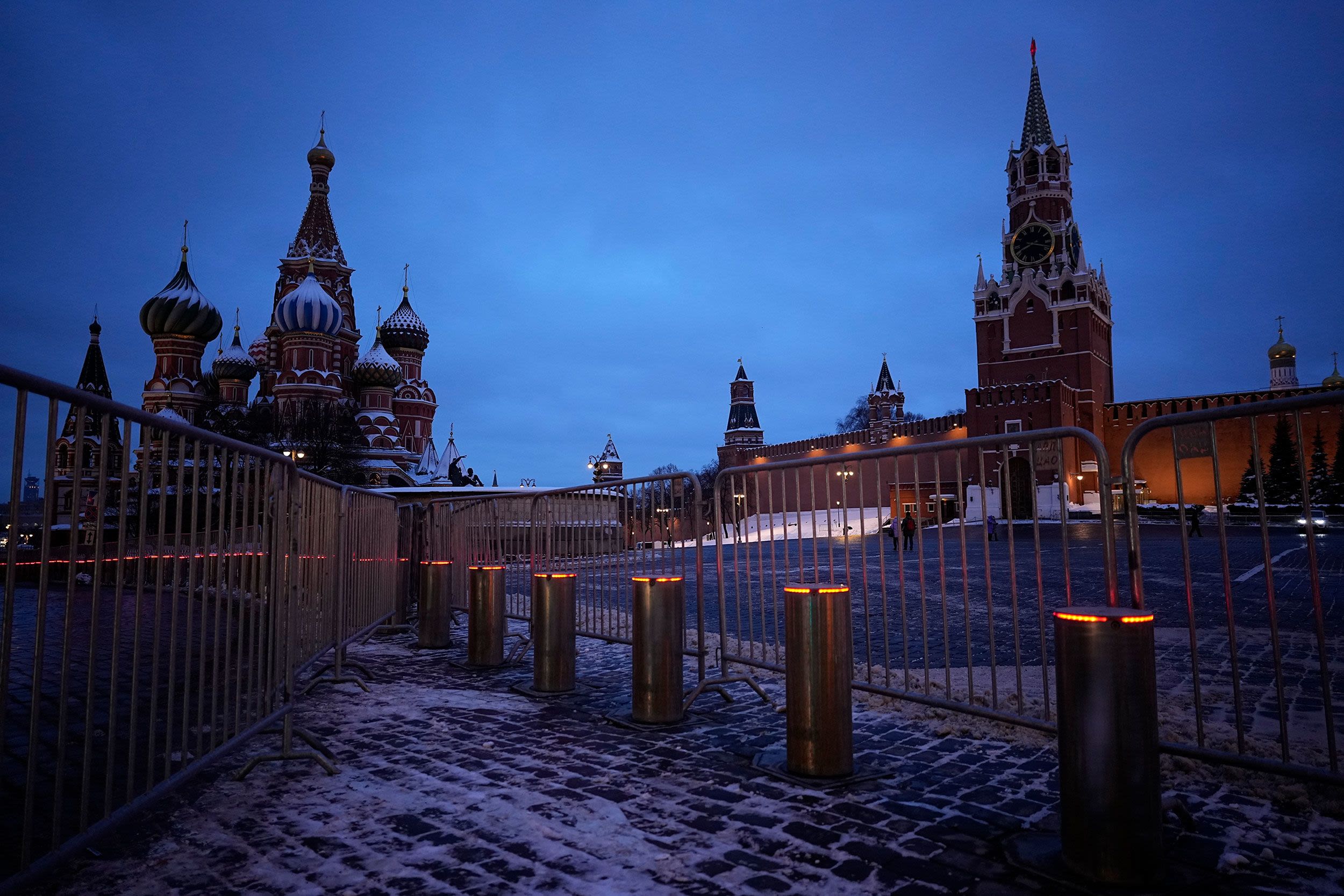 La Plaza Roja de Moscú casi vacía se puede ver al amanecer del 30 de enero.