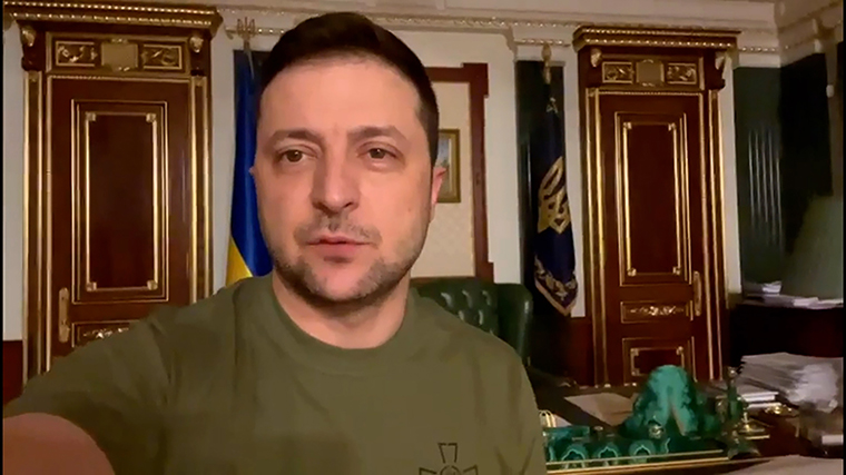 Zelensky confuta le accuse di essere fuggito dall’Ucraina, afferma di essere ancora a Kiev