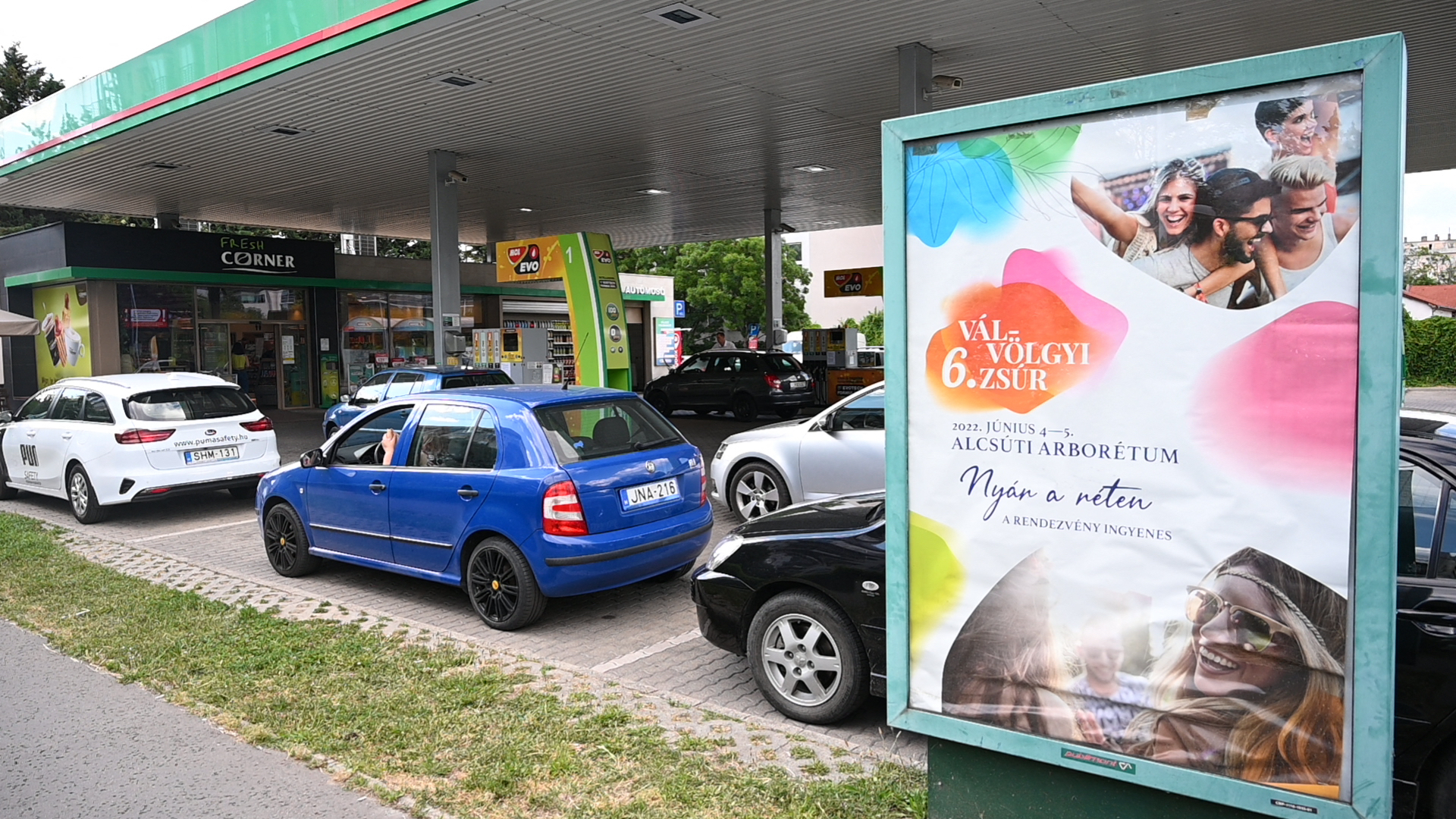 Mașinile stau la coadă la o benzinărie din Budapesta, Ungaria, pe 27 mai, unde mașinile cu numere maghiare pot cumpăra combustibil la prețuri stabilite de guvern, în timp ce mașinile cu numere străine plătesc prețuri de piață. 