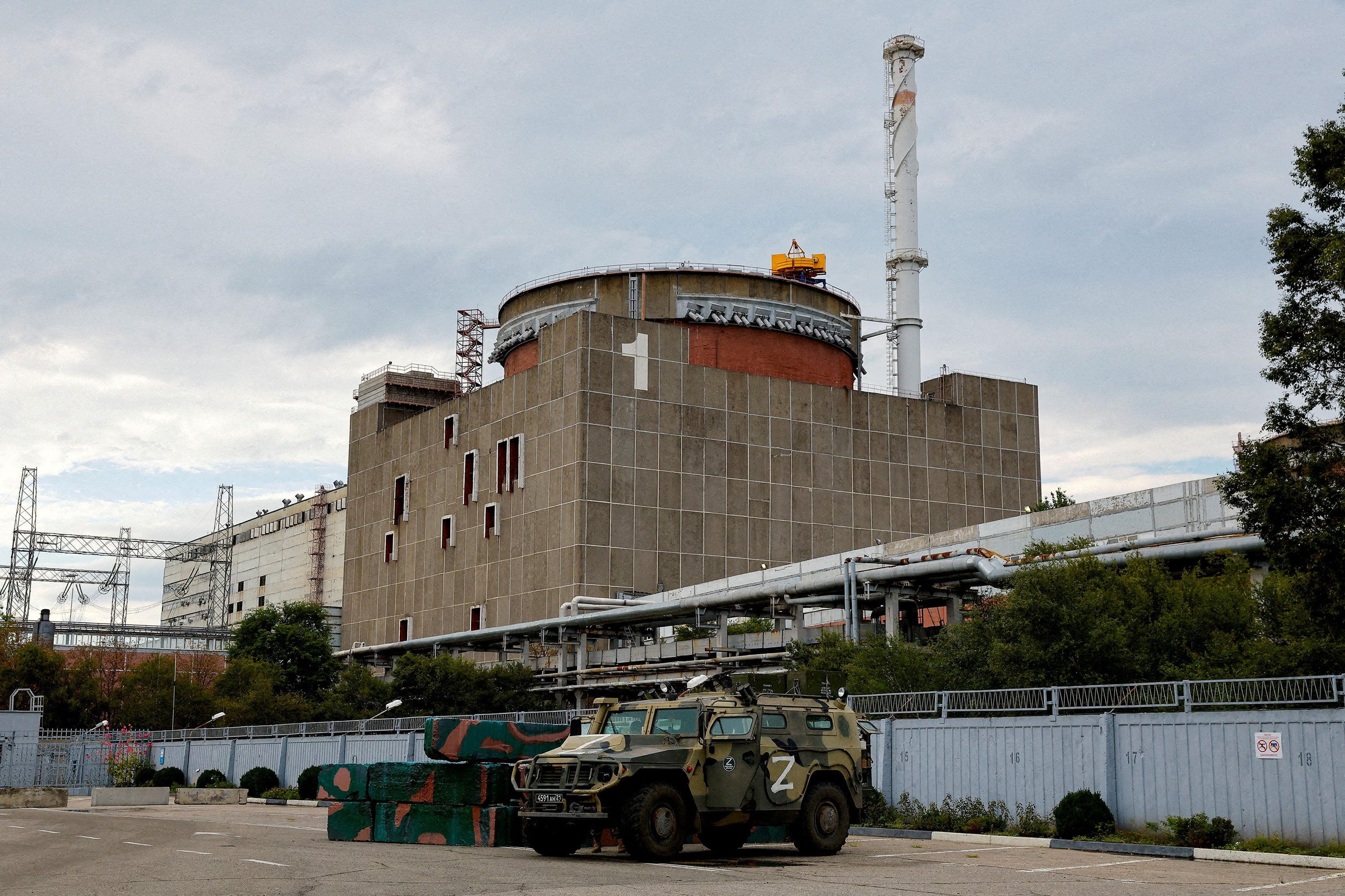 1 सितंबर को यूक्रेन में Zaporozhye परमाणु ऊर्जा संयंत्र के बाहर एक रूसी वाहन खड़ा है। 