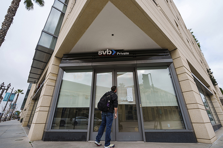 A person reads a notice posted on the front doors of a Silicon Valley Bank branch in Pasadena, CA, on March 13.