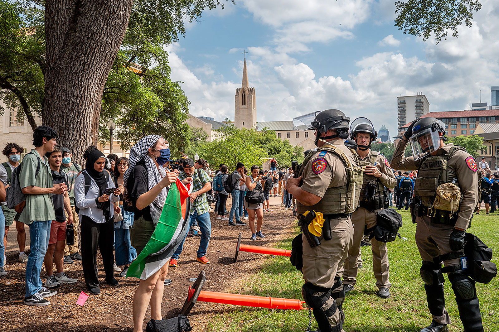 4 月 24 日星期三，学生们在德克萨斯大学奥斯汀分校举行的亲巴勒斯坦抗议活动中与执法部门交谈。