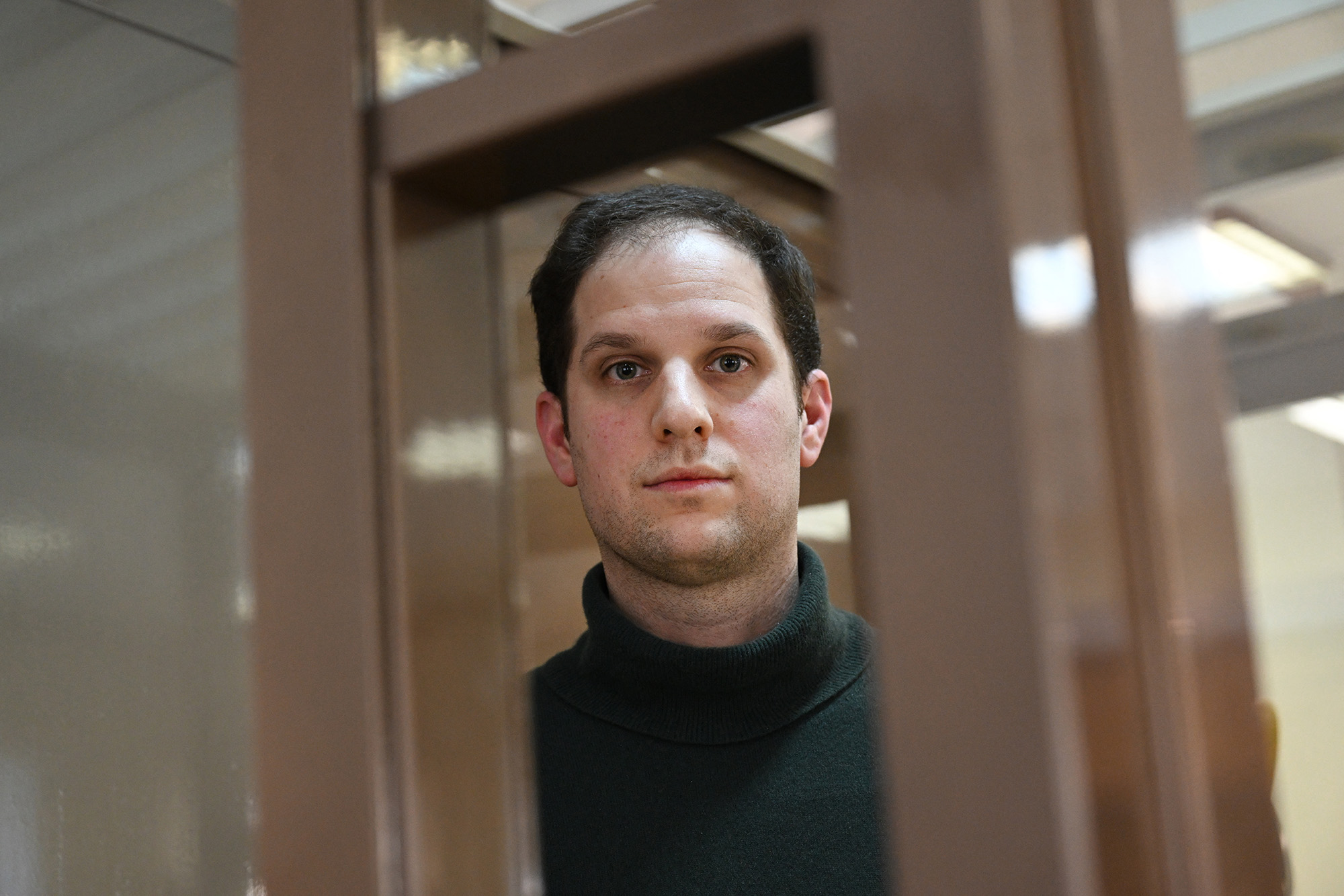 El periodista estadounidense Evan Gershkovich aparece dentro de la jaula de un acusado antes de una audiencia para considerar una apelación sobre su detención preventiva prolongada, en el Tribunal Municipal de Moscú, Rusia, el 20 de febrero.