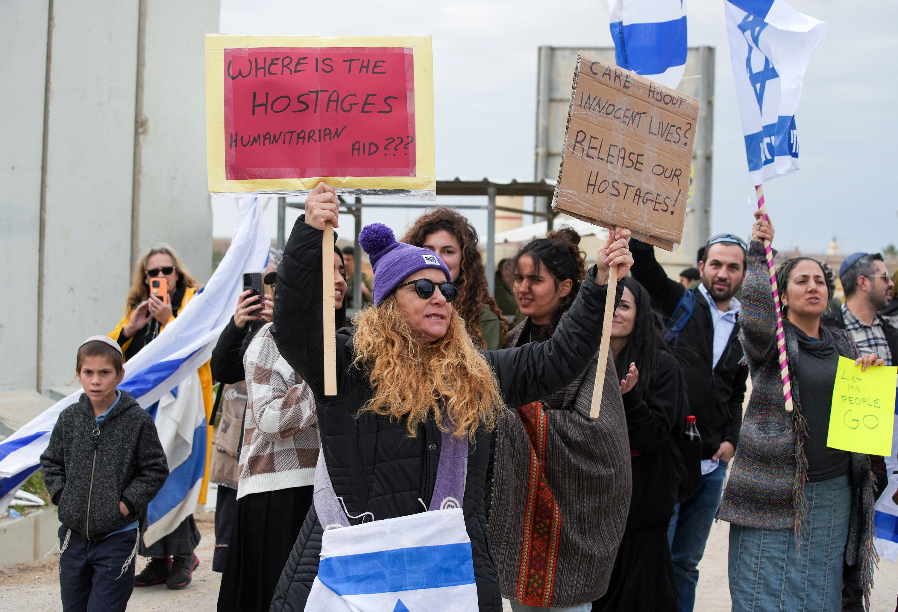 People protest the delivery of humanitarian aid to Gaza on January 28, in Kerem Shalom, Israel. 