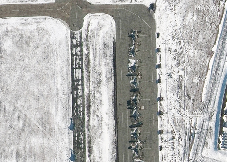 Imagens de satélite mostram uma nova unidade de helicóptero e tripulação de combate sendo enviadas para o aeroporto Millerov, na Rússia, a 16 quilômetros da fronteira com a Ucrânia.