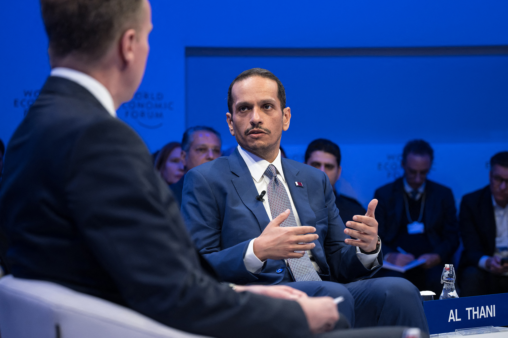 El Primer Ministro y Ministro de Relaciones Exteriores de Qatar, Jeque Mohammed bin Abdulrahman al-Thani (derecha), habla con el presidente del FEM, Borge Brende, durante una sesión de la reunión anual del Foro Económico Mundial (FEM) en Davos, Suiza, el 16 de enero.