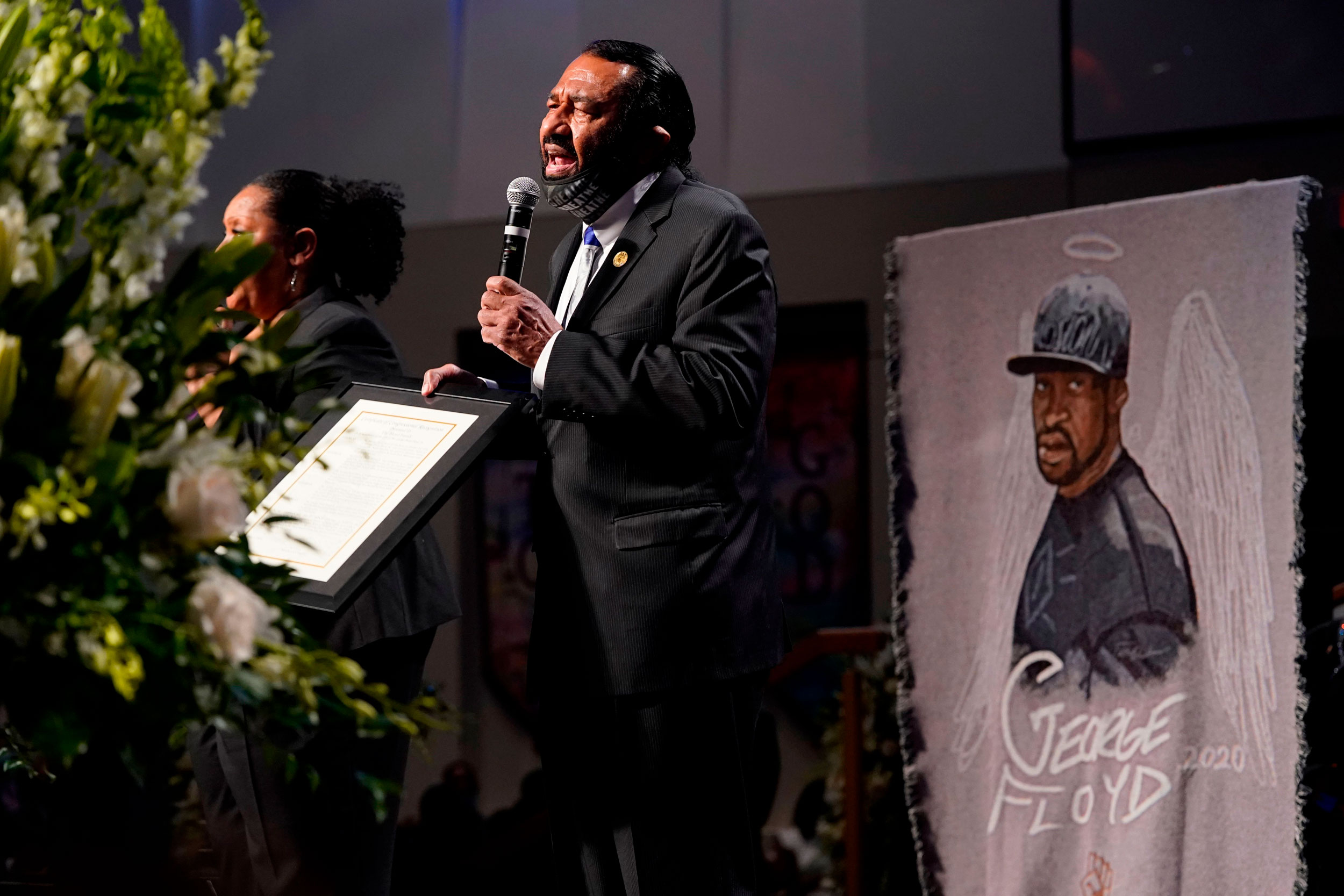 Temsilci Al Green (D-TX) aile olarak konuşuyor ve konuklar 9 Haziran'da Houston'daki Övgü Çeşmesi Kilisesi'nde George Floyd'un cenaze hizmetine katılıyor. 