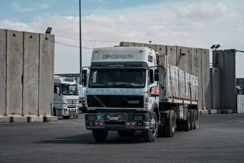 İnsani yardım taşıyan kargo kamyonları, 14 Mart'ta İsrail'in Kerem Şalom kentinden Gazze Şeridi'ne geçmeden önce güvenlik kontrolünden geçiyor.