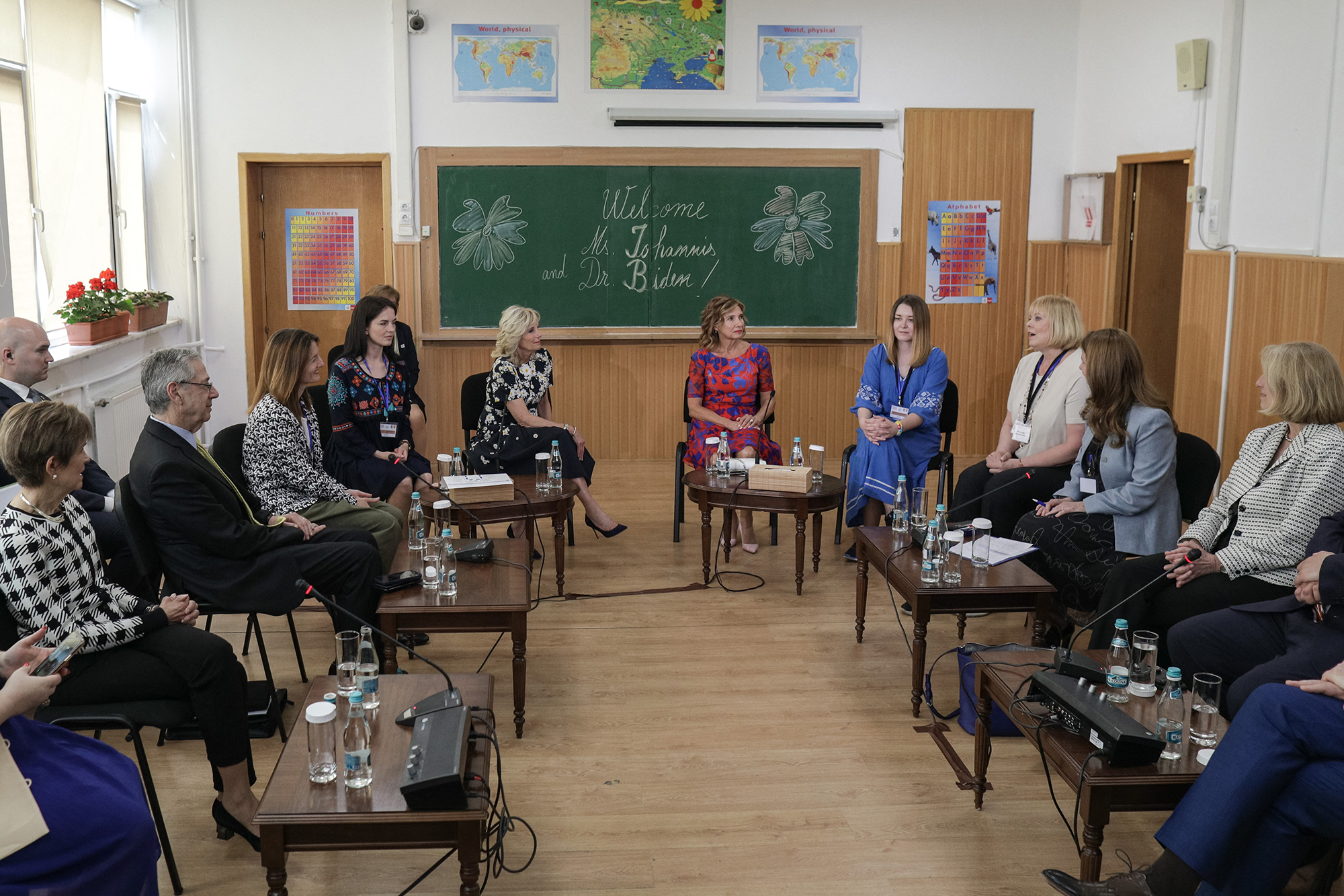 Ibu negara AS Jill Biden dan ibu negara Rumania Carmen Iohannis bertemu dengan para guru dan pengungsi di Sekolah Uruguay di Bucharest, Rumania, pada 7 Mei. 