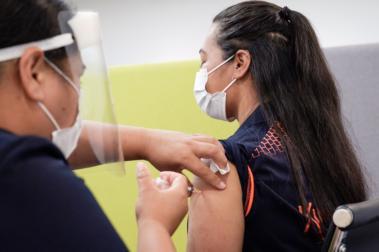  Un frontalier reçoit une dose du vaccin Covid-19 à Auckland, en Nouvelle-Zélande, le 20 février.