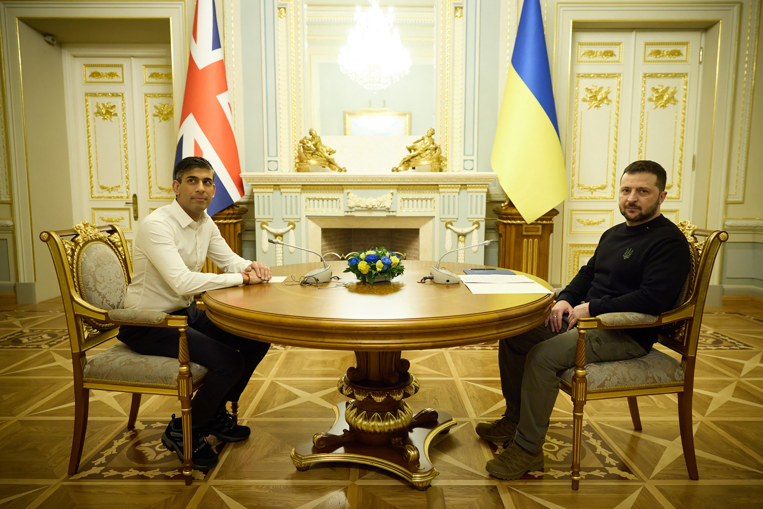 El primer ministro británico, Rishi Sunak (i), y el presidente ucraniano, Volodymyr Zelensky (derecha), mantienen conversaciones bilaterales mientras el primer ministro del Reino Unido presenta un paquete de ayuda militar de 3.100 millones de dólares para Ucrania en medio de su reunión en Kiev, Ucrania, el 12 de enero.
