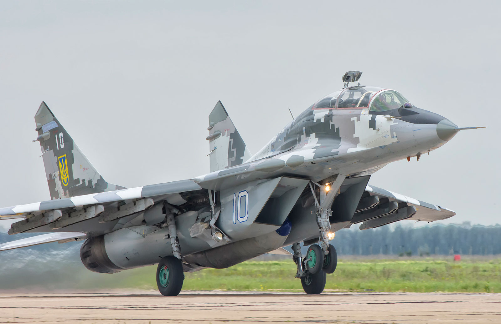 Ukrayna Hava Kuvvetlerine ait Mig-29, Ukrayna'da bir eğitim görevi için 2016 yılında Nikolaev Hava Üssü'nden havalanıyor.  Ukrayna Devlet Başkanı Vladimir Zelensky, diğer ülkelerden defalarca Sovyet dönemi Mig-29 Fulcrum savaşçılarını istedi.  . 