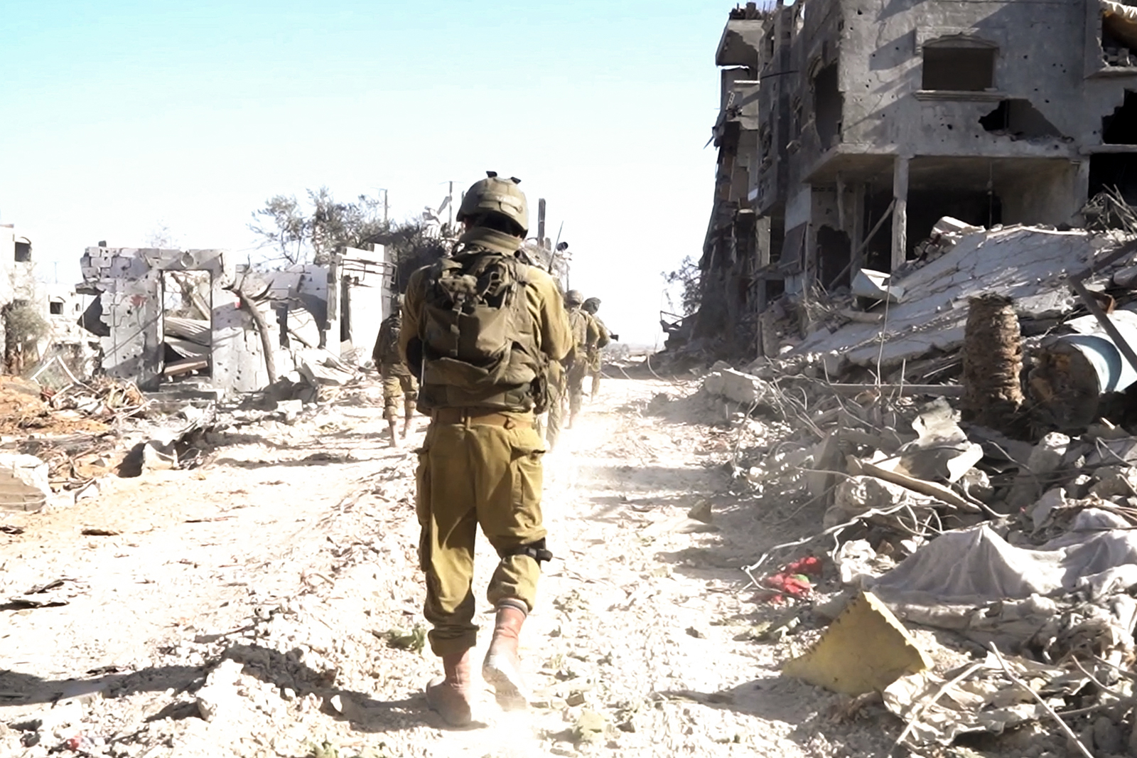 Un soldado israelí toma posición durante la operación terrestre en curso en Gaza, en esta imagen fija obtenida de un video publicado el 2 de diciembre.
