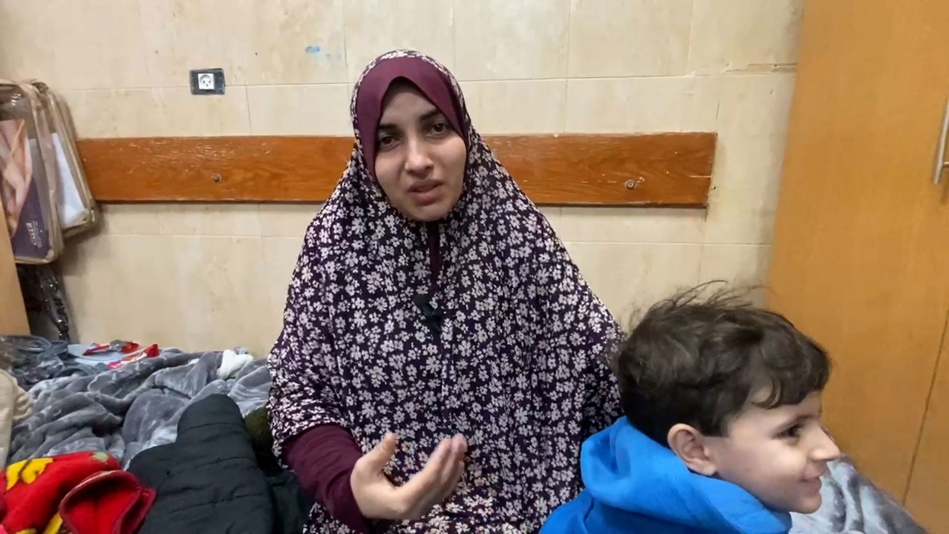 Hablando desde el Hospital de los Mártires de Al-Aqsa en Deir Al-Balah, Israa Hassan Ahmed al-Ashkar dijo a CNN que su familia había quedado atrapada en un edificio en la ciudad de Gaza durante una semana, mientras las fuerzas israelíes asediaban la zona.