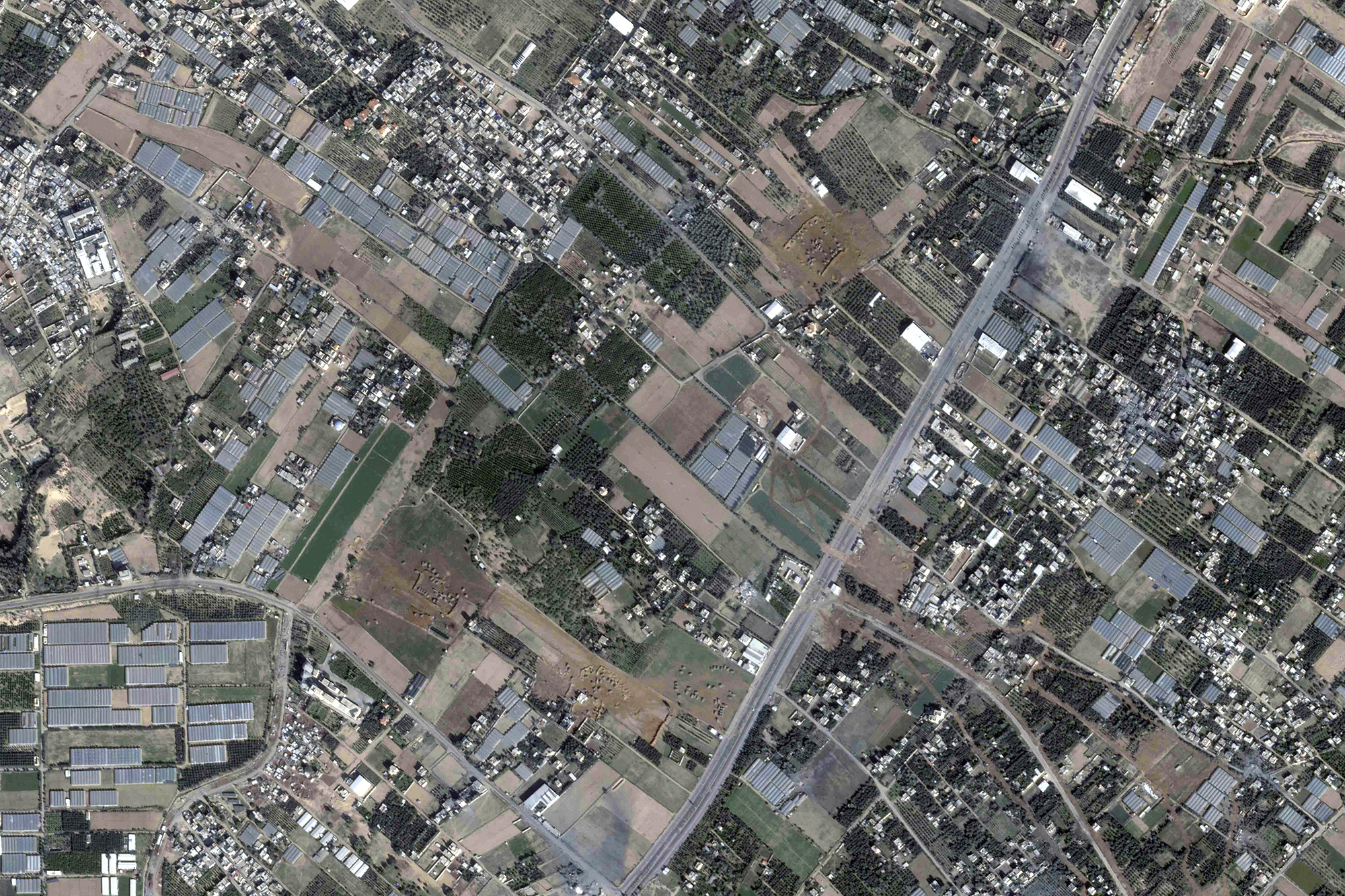 En esta imagen de satélite se pueden ver vehículos blindados y tanques israelíes justo al norte de Khan Younis, Gaza, el 3 de diciembre.